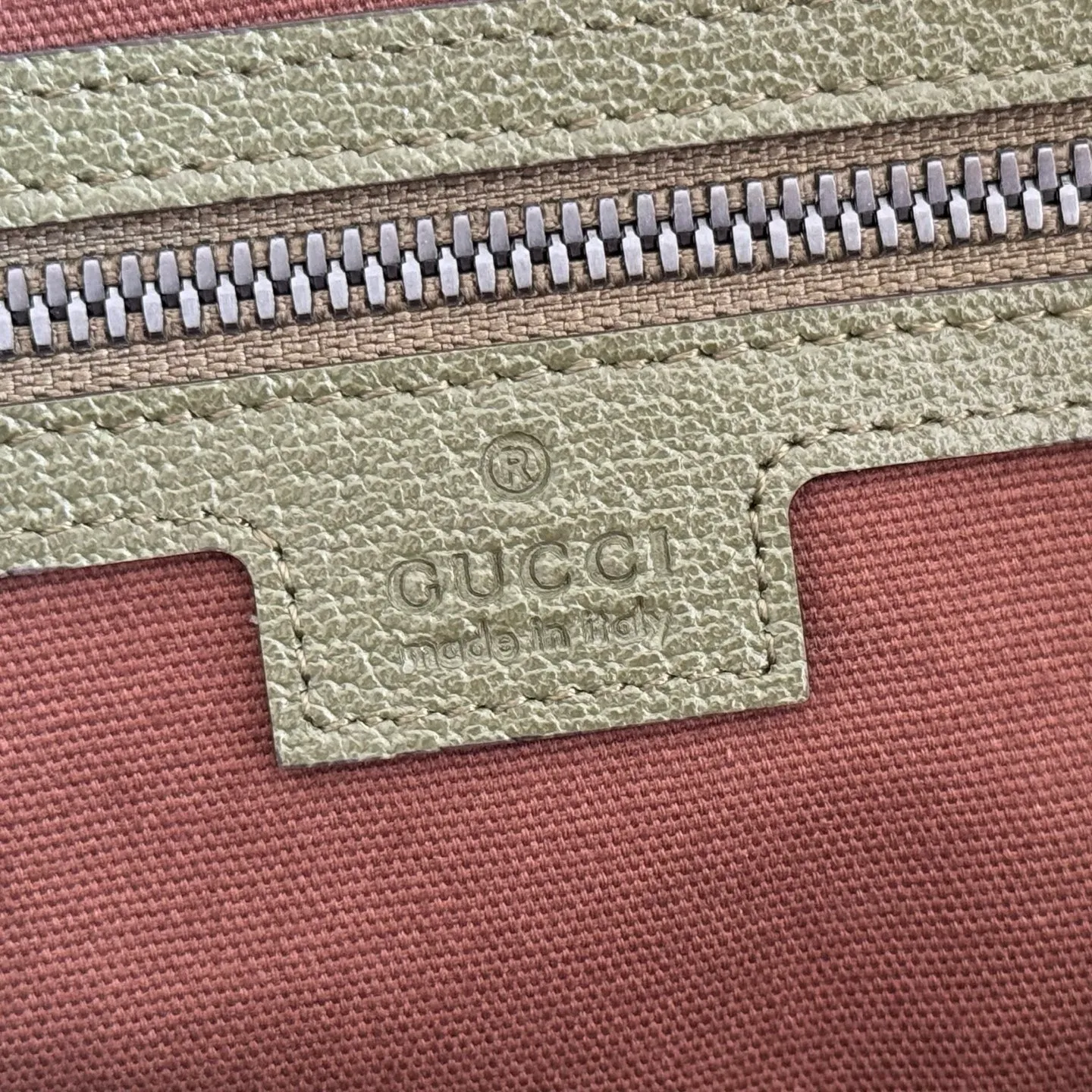 p1480. 💋💋💋"With full set of original gift bag packaging" [New Product] The Gucci Savoy series is an ingenious combination of beige and dark brown colors, with classic silhouettes and soft-touch fabrics. This travel bag is made of coated fabric with a GG monogram pattern and is intricately embellished with the Double G logo and webbing details. Beige and dark brown GG monogram coated fabric Dark brown leather piping Brass-toned hardware Green linen-cotton blend lining Double G Web detail Interior: One zip pocket External: One removable bellman ID tag, one lock, one keychain Handle height: 9 cm Removable and adjustable leather shoulder strap (height adjustable from 121.5 cm to 136.5 cm) Zip closure Ident No.: 834469. Dimensions: 48cm (width) x 28cm (height) x 18cm (depth) Weight: approx. 1.6kg Color: green-brown/PVC. Made in Italy