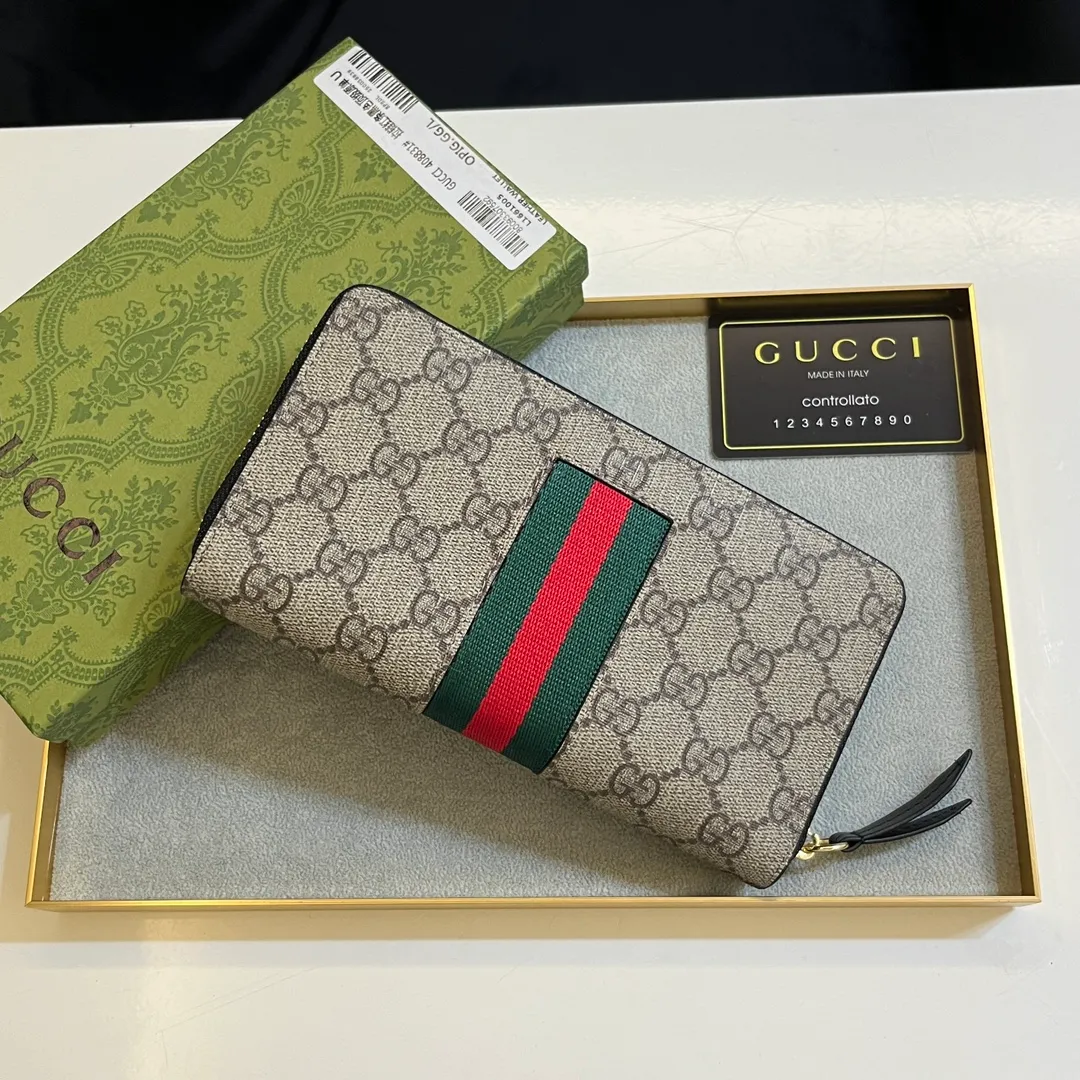 💰150 💎 Upgraded original version 🇮🇹 Gucci's two most recognizable logos - GG pattern and webbing are carefully matched. This full-zip wallet is crafted from GG Supreme canvas and features branded web stripes. Style number: 408831. Size: 19x10x2.5cm