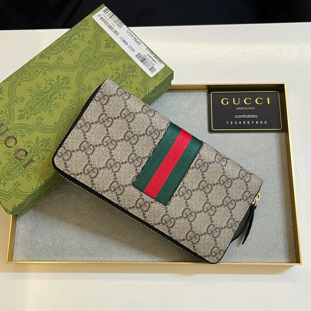 💰150 💎 Upgraded original version 🇮🇹 Gucci's two most recognizable logos - GG pattern and webbing are carefully matched. This full-zip wallet is crafted from GG Supreme canvas and features branded web stripes. Style number: 408831. Size: 19x10x2.5cm