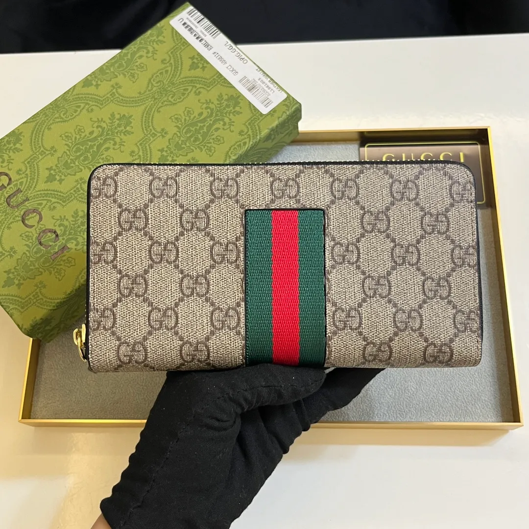 💰150 💎 Upgraded original version 🇮🇹 Gucci's two most recognizable logos - GG pattern and webbing are carefully matched. This full-zip wallet is crafted from GG Supreme canvas and features branded web stripes. Style number: 408831. Size: 19x10x2.5cm
