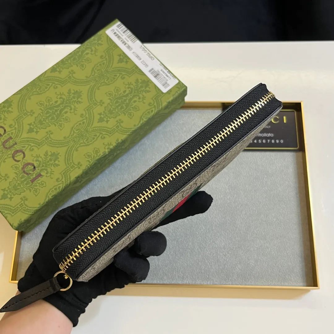 💰150 💎 Upgraded original version 🇮🇹 Gucci's two most recognizable logos - GG pattern and webbing are carefully matched. This full-zip wallet is crafted from GG Supreme canvas and features branded web stripes. Style number: 408831. Size: 19x10x2.5cm