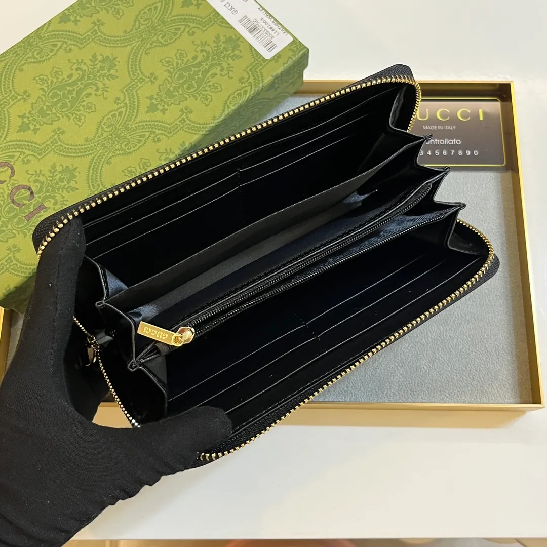 💰150 💎 Upgraded original version 🇮🇹 Gucci's two most recognizable logos - GG pattern and webbing are carefully matched. This full-zip wallet is crafted from GG Supreme canvas and features branded web stripes. Style number: 408831. Size: 19x10x2.5cm