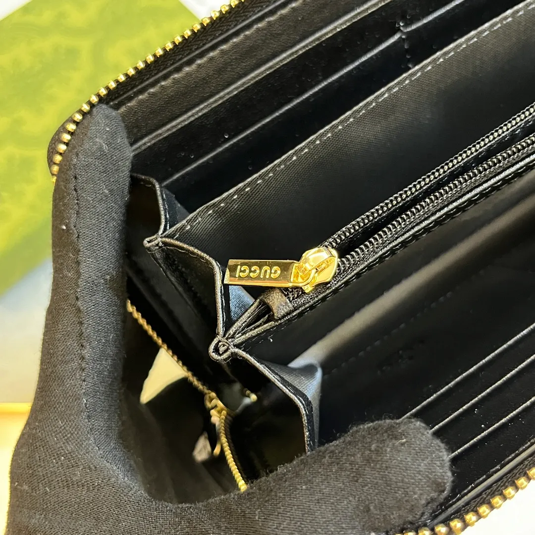 💰150 💎 Upgraded original version 🇮🇹 Gucci's two most recognizable logos - GG pattern and webbing are carefully matched. This full-zip wallet is crafted from GG Supreme canvas and features branded web stripes. Style number: 408831. Size: 19x10x2.5cm