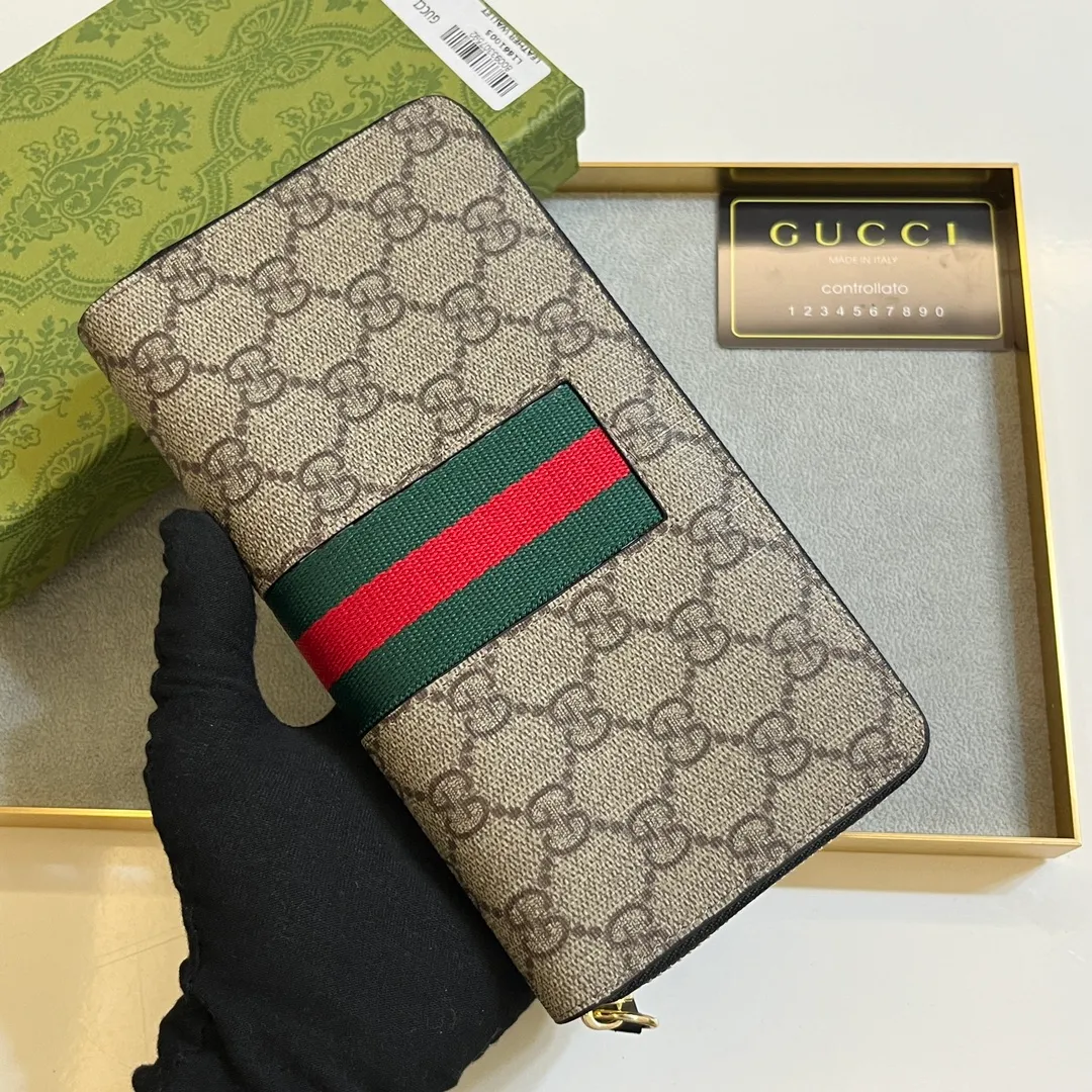 💰150 💎 Upgraded original version 🇮🇹 Gucci's two most recognizable logos - GG pattern and webbing are carefully matched. This full-zip wallet is crafted from GG Supreme canvas and features branded web stripes. Style number: 408831. Size: 19x10x2.5cm