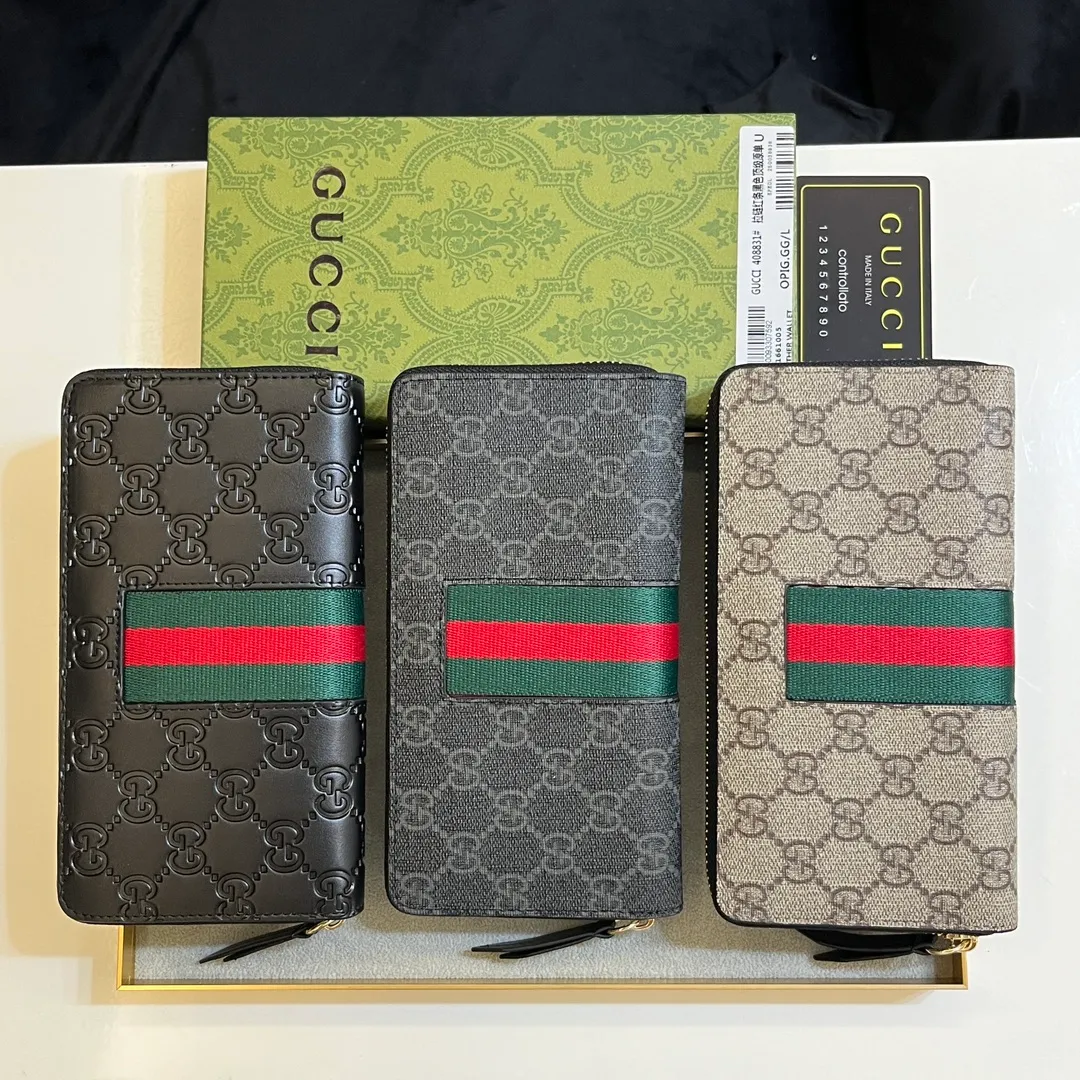 💰150 💎 Upgraded original version 🇮🇹 Gucci's two most recognizable logos - GG pattern and webbing are carefully matched. This full-zip wallet is crafted from GG Supreme canvas and features branded web stripes. Style number: 408831. Size: 19x10x2.5cm