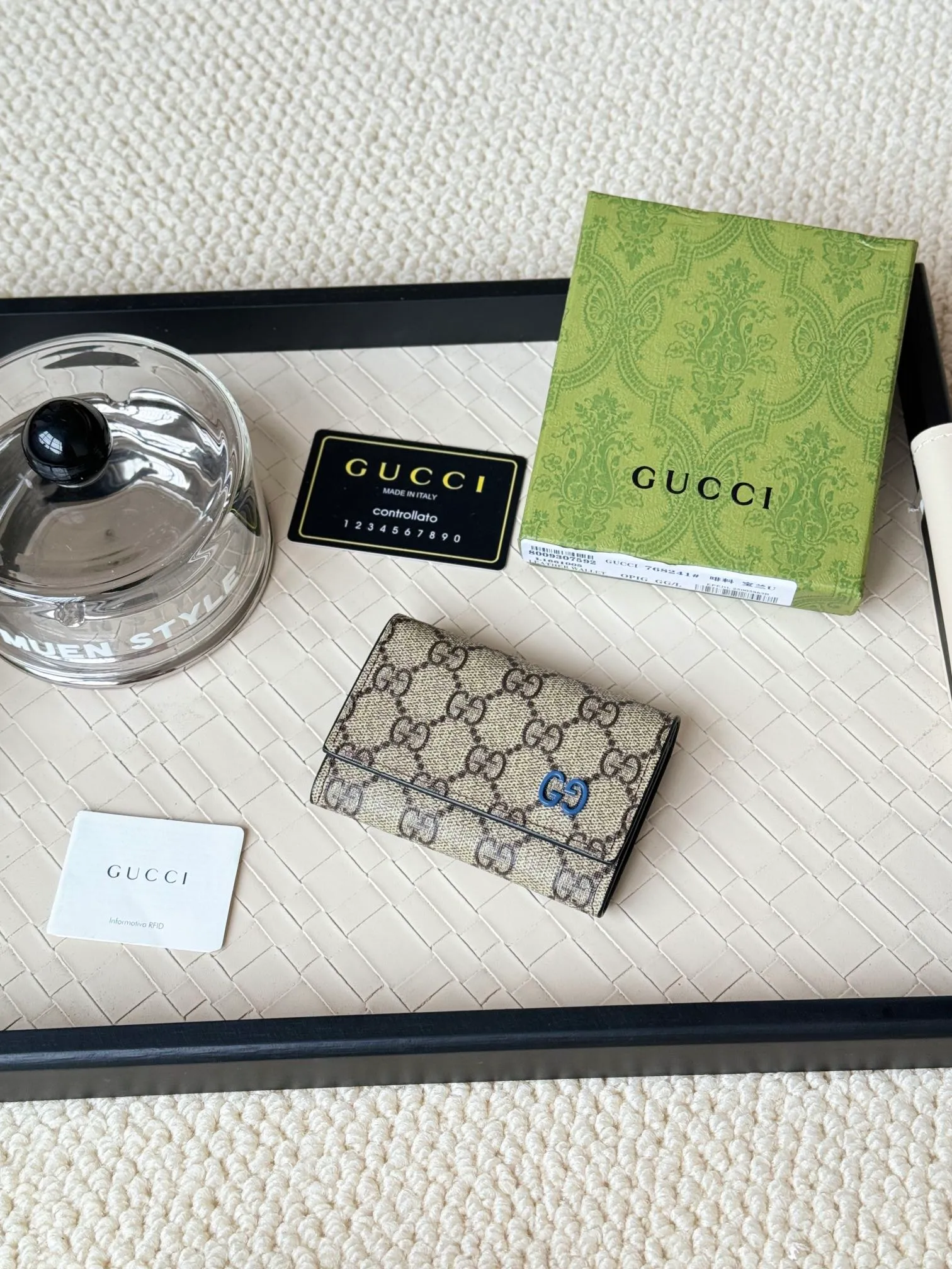 💰120 Gucci multi-functional card holder, lined with brightly colored lining, and the design of the coin bag is more practical. No.: 768241 Dimensions: 10.5x 7.0x 2.0 cm Small and exquisitely designed card holder, perfect for handbags or briefcases, both practical and beautiful!