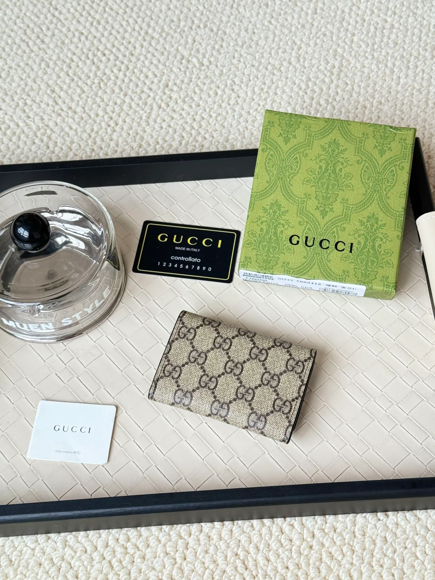💰120 Gucci multi-functional card holder, lined with brightly colored lining, and the design of the coin bag is more practical. No.: 768241 Dimensions: 10.5x 7.0x 2.0 cm Small and exquisitely designed card holder, perfect for handbags or briefcases, both practical and beautiful!