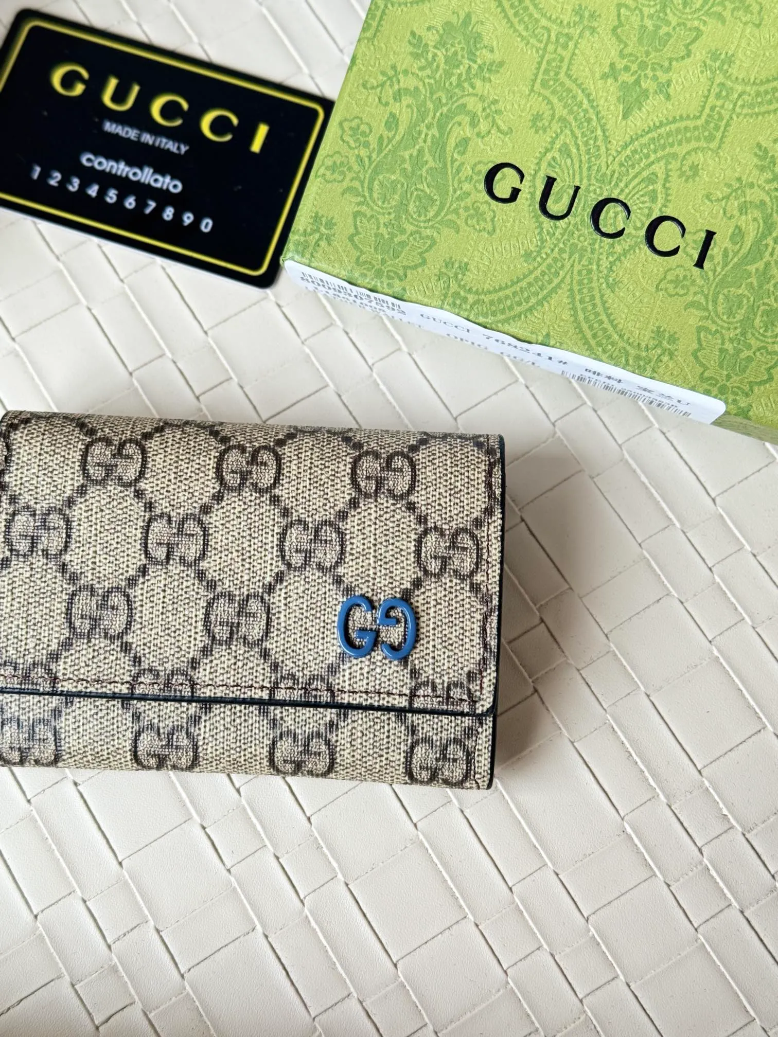💰120 Gucci multi-functional card holder, lined with brightly colored lining, and the design of the coin bag is more practical. No.: 768241 Dimensions: 10.5x 7.0x 2.0 cm Small and exquisitely designed card holder, perfect for handbags or briefcases, both practical and beautiful!