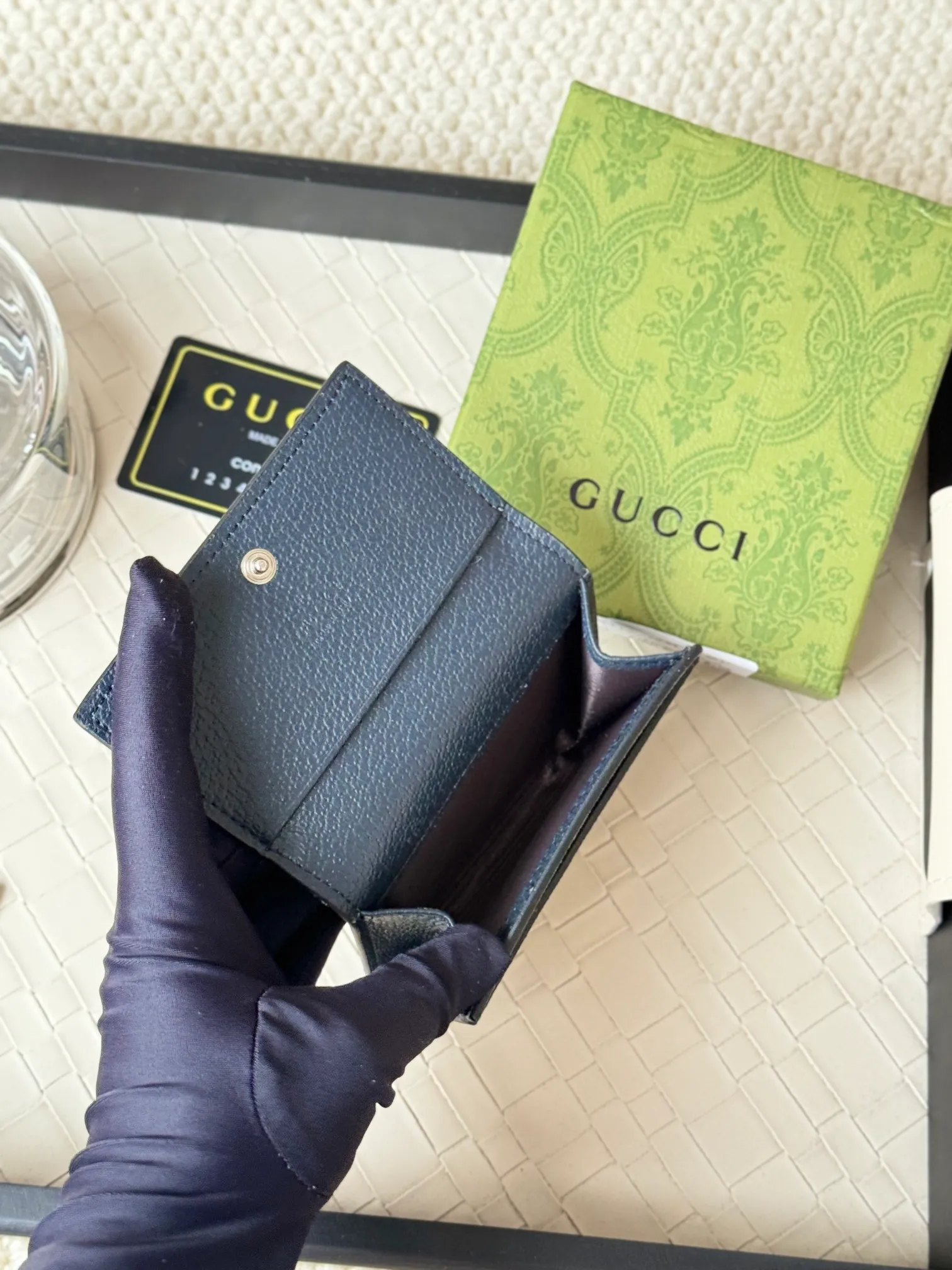 💰120 Gucci multi-functional card holder, lined with brightly colored lining, and the design of the coin bag is more practical. No.: 768241 Dimensions: 10.5x 7.0x 2.0 cm Small and exquisitely designed card holder, perfect for handbags or briefcases, both practical and beautiful!