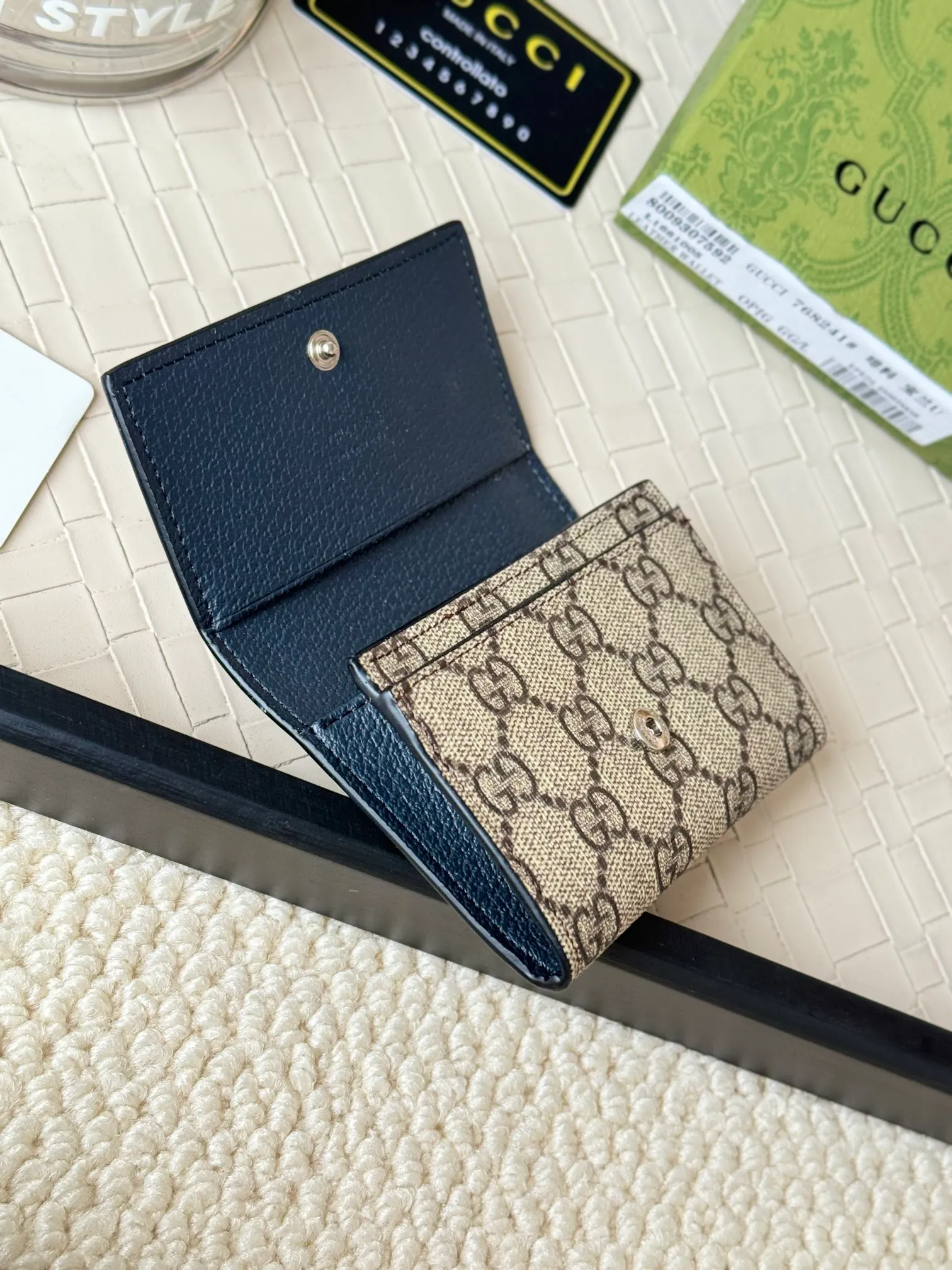 💰120 Gucci multi-functional card holder, lined with brightly colored lining, and the design of the coin bag is more practical. No.: 768241 Dimensions: 10.5x 7.0x 2.0 cm Small and exquisitely designed card holder, perfect for handbags or briefcases, both practical and beautiful!
