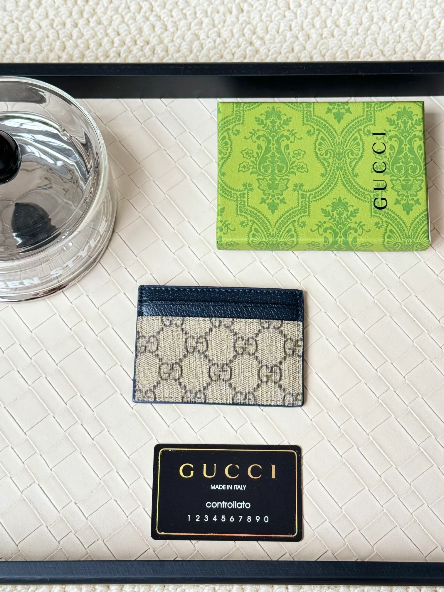 💰100 Gucci card uses a two-tone design full of contrasting beauty to make the GG logo embellished on the bag shine. The fabric is black GG, and the lining is made of contrasting cowhide. It is made of black GG Supreme canvas with dark gray ceramic effect double G. Size: 11x 7cm Model: 768248