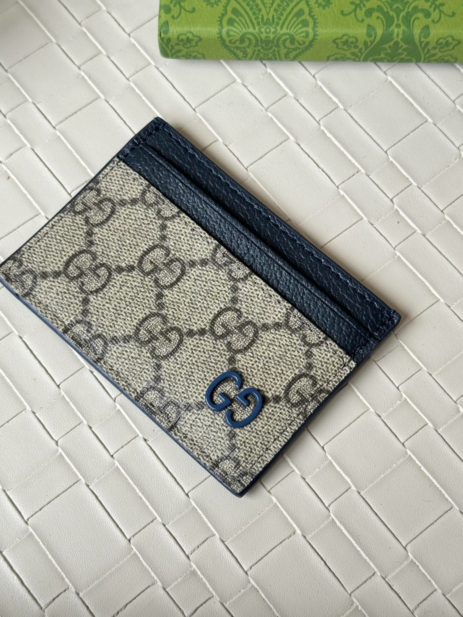 💰100 Gucci card uses a two-tone design full of contrasting beauty to make the GG logo embellished on the bag shine. The fabric is black GG, and the lining is made of contrasting cowhide. It is made of black GG Supreme canvas with dark gray ceramic effect double G. Size: 11x 7cm Model: 768248