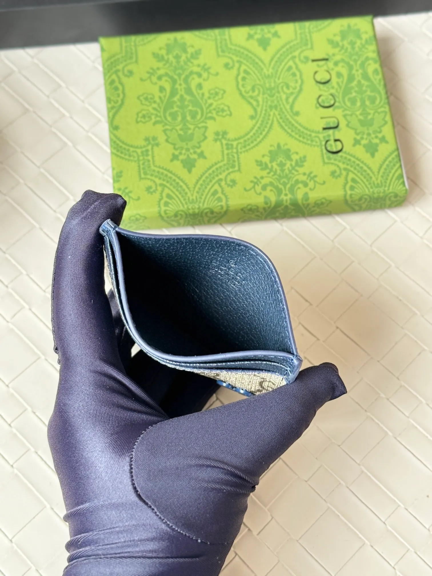 💰100 Gucci card uses a two-tone design full of contrasting beauty to make the GG logo embellished on the bag shine. The fabric is black GG, and the lining is made of contrasting cowhide. It is made of black GG Supreme canvas with dark gray ceramic effect double G. Size: 11x 7cm Model: 768248
