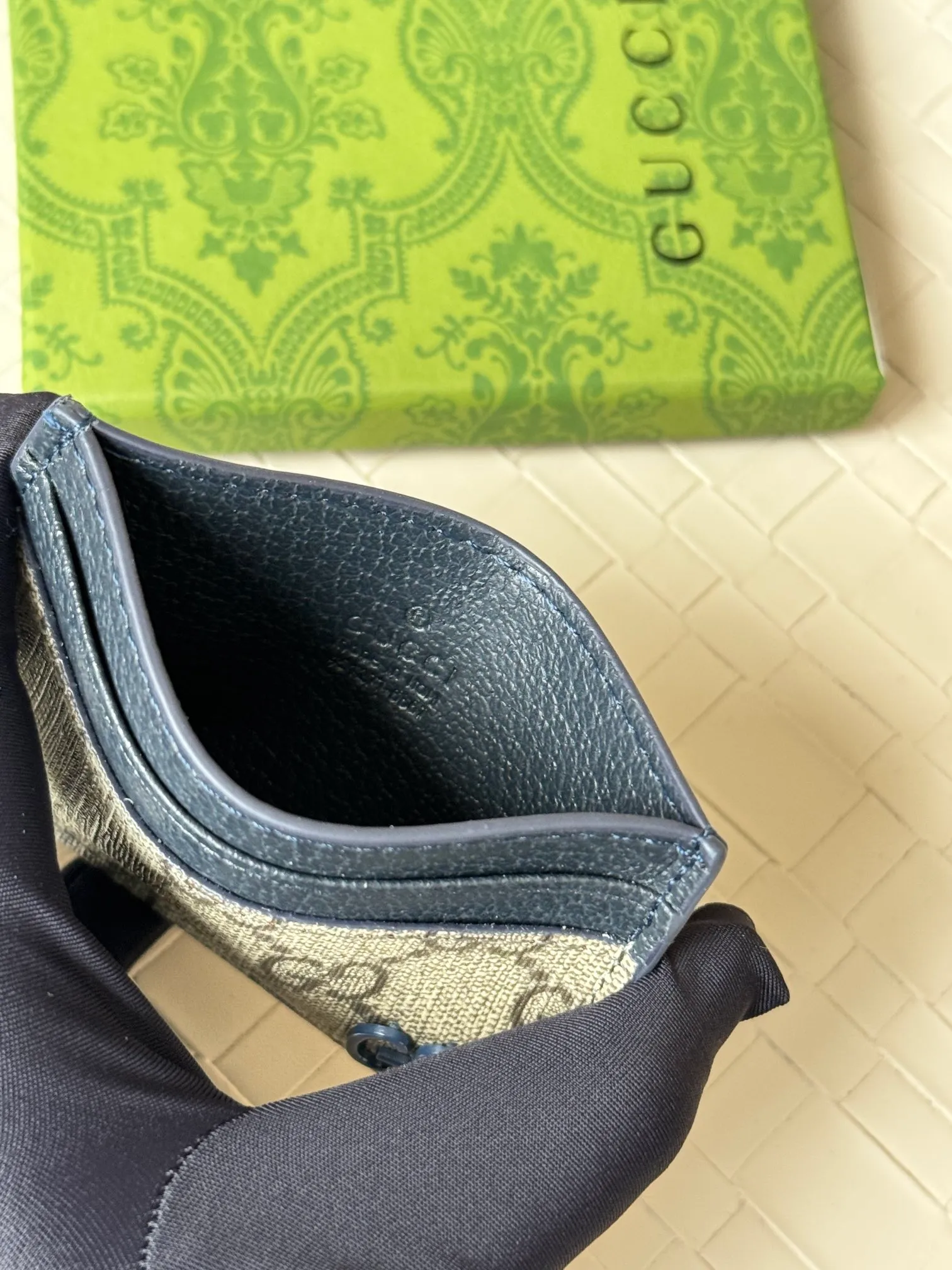 💰100 Gucci card uses a two-tone design full of contrasting beauty to make the GG logo embellished on the bag shine. The fabric is black GG, and the lining is made of contrasting cowhide. It is made of black GG Supreme canvas with dark gray ceramic effect double G. Size: 11x 7cm Model: 768248