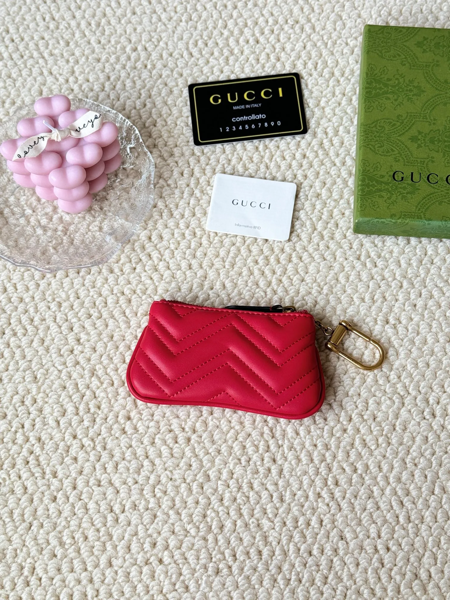 💰140 GUCCI’s new small coin purse is made of calf leather with embroidered wavy pattern, and is matched with exquisite original factory bronze double G hardware and flexible and unique hook buckle. It is small and exquisite, but has great effect. Model: 671773 Size: 12.5x7x1.5cm