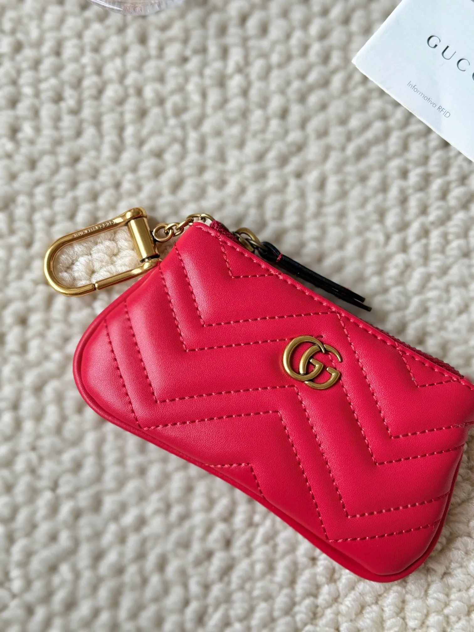 💰140 GUCCI’s new small coin purse is made of calf leather with embroidered wavy pattern, and is matched with exquisite original factory bronze double G hardware and flexible and unique hook buckle. It is small and exquisite, but has great effect. Model: 671773 Size: 12.5x7x1.5cm