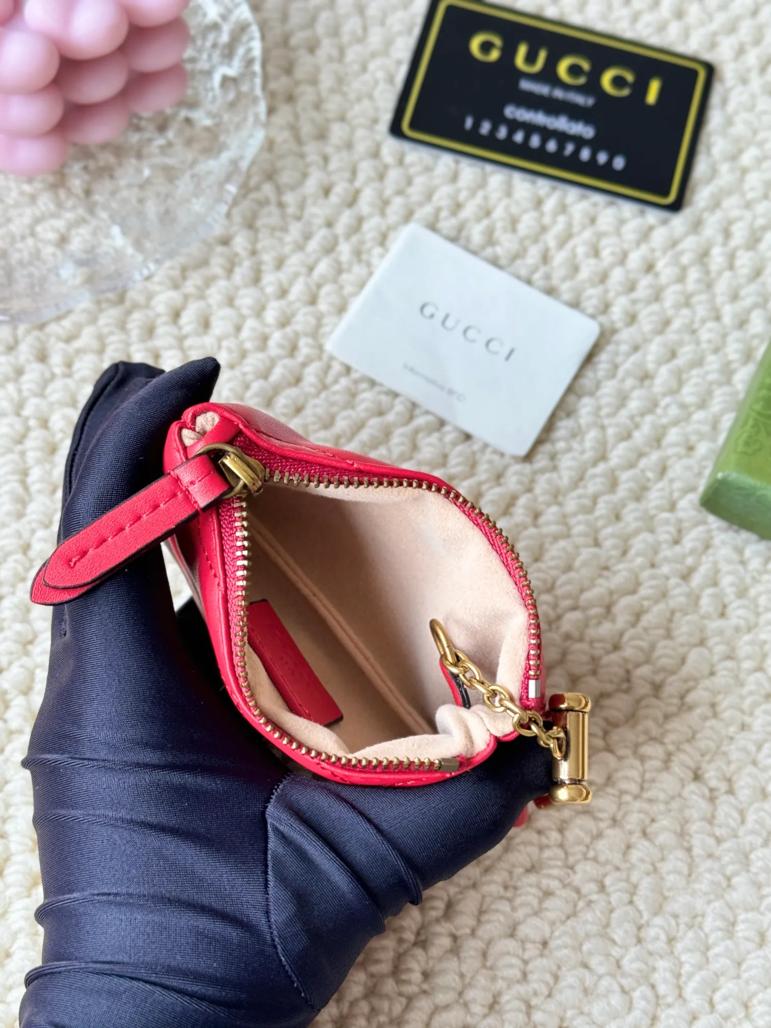 💰140 GUCCI’s new small coin purse is made of calf leather with embroidered wavy pattern, and is matched with exquisite original factory bronze double G hardware and flexible and unique hook buckle. It is small and exquisite, but has great effect. Model: 671773 Size: 12.5x7x1.5cm