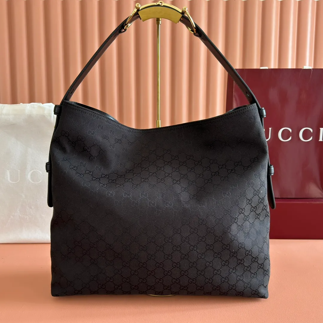 p1300💋💋💋【With full set of original counter gift bag packaging】2025 autumn and winter series, Gucci Beatrix series handbags are crafted from black cow leather material and equipped with iconic horsebit detail shoulder straps, adding brand connotation to the casual silhouette. Gold-toned accessories add a refined touch, and a zippered pocket inside keeps daily essentials secure. Combining elegant design with practical performance, it easily accommodates daily essentials. Black soft glossy calf leather Gold-tone hardware Black cotton and linen blend lining Horsebit detail on shoulder strap Interior: Zip pocket Adjustable shoulder strap Height: 26cm - 33cm; Length: 94cm Ident: 850546. Dimensions: 40cm (width) x 36cm (height) x 12cm (depth) Weight: approx. 1kg Color: gram cloth. Made in Italy