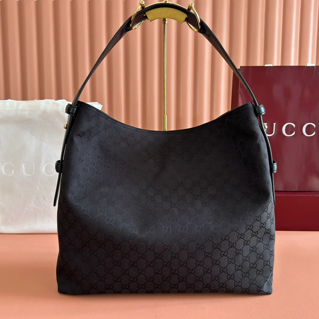 p1300💋💋💋【With full set of original counter gift bag packaging】2025 autumn and winter series, Gucci Beatrix series handbags are crafted from black cow leather material and equipped with iconic horsebit detail shoulder straps, adding brand connotation to the casual silhouette. Gold-toned accessories add a refined touch, and a zippered pocket inside keeps daily essentials secure. Combining elegant design with practical performance, it easily accommodates daily essentials. Black soft glossy calf leather Gold-tone hardware Black cotton and linen blend lining Horsebit detail on shoulder strap Interior: Zip pocket Adjustable shoulder strap Height: 26cm - 33cm; Length: 94cm Ident: 850546. Dimensions: 40cm (width) x 36cm (height) x 12cm (depth) Weight: approx. 1kg Color: gram cloth. Made in Italy