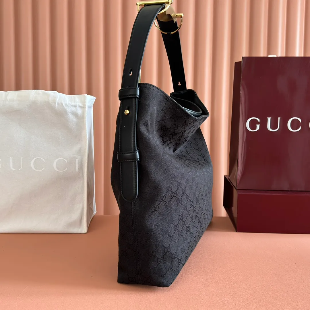 p1300💋💋💋【With full set of original counter gift bag packaging】2025 autumn and winter series, Gucci Beatrix series handbags are crafted from black cow leather material and equipped with iconic horsebit detail shoulder straps, adding brand connotation to the casual silhouette. Gold-toned accessories add a refined touch, and a zippered pocket inside keeps daily essentials secure. Combining elegant design with practical performance, it easily accommodates daily essentials. Black soft glossy calf leather Gold-tone hardware Black cotton and linen blend lining Horsebit detail on shoulder strap Interior: Zip pocket Adjustable shoulder strap Height: 26cm - 33cm; Length: 94cm Ident: 850546. Dimensions: 40cm (width) x 36cm (height) x 12cm (depth) Weight: approx. 1kg Color: gram cloth. Made in Italy