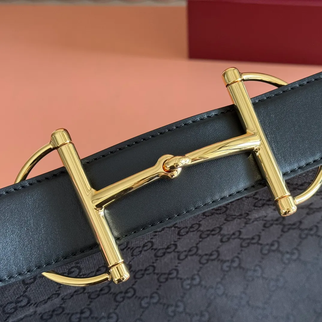 p1300💋💋💋【With full set of original counter gift bag packaging】2025 autumn and winter series, Gucci Beatrix series handbags are crafted from black cow leather material and equipped with iconic horsebit detail shoulder straps, adding brand connotation to the casual silhouette. Gold-toned accessories add a refined touch, and a zippered pocket inside keeps daily essentials secure. Combining elegant design with practical performance, it easily accommodates daily essentials. Black soft glossy calf leather Gold-tone hardware Black cotton and linen blend lining Horsebit detail on shoulder strap Interior: Zip pocket Adjustable shoulder strap Height: 26cm - 33cm; Length: 94cm Ident: 850546. Dimensions: 40cm (width) x 36cm (height) x 12cm (depth) Weight: approx. 1kg Color: gram cloth. Made in Italy