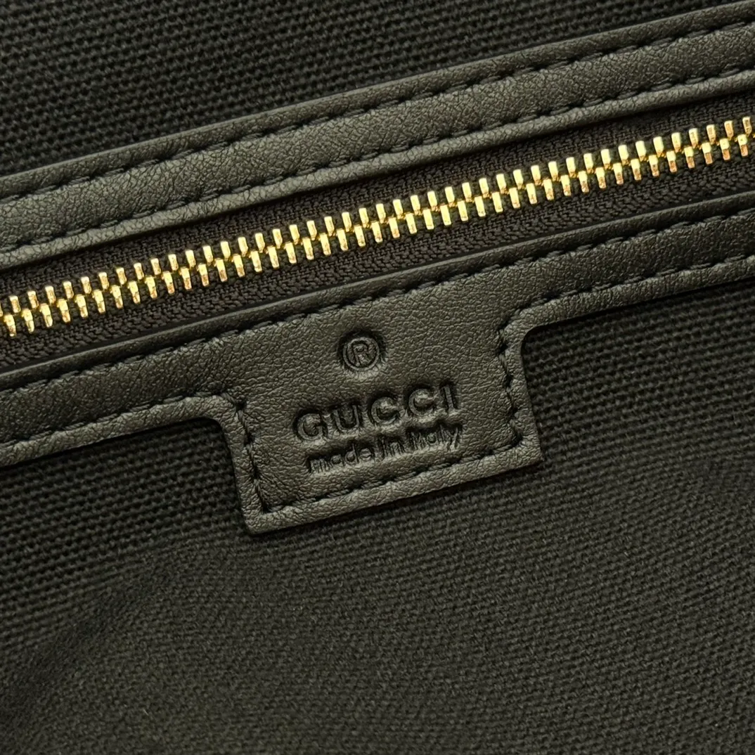 p1300💋💋💋【With full set of original counter gift bag packaging】2025 autumn and winter series, Gucci Beatrix series handbags are crafted from black cow leather material and equipped with iconic horsebit detail shoulder straps, adding brand connotation to the casual silhouette. Gold-toned accessories add a refined touch, and a zippered pocket inside keeps daily essentials secure. Combining elegant design with practical performance, it easily accommodates daily essentials. Black soft glossy calf leather Gold-tone hardware Black cotton and linen blend lining Horsebit detail on shoulder strap Interior: Zip pocket Adjustable shoulder strap Height: 26cm - 33cm; Length: 94cm Ident: 850546. Dimensions: 40cm (width) x 36cm (height) x 12cm (depth) Weight: approx. 1kg Color: gram cloth. Made in Italy