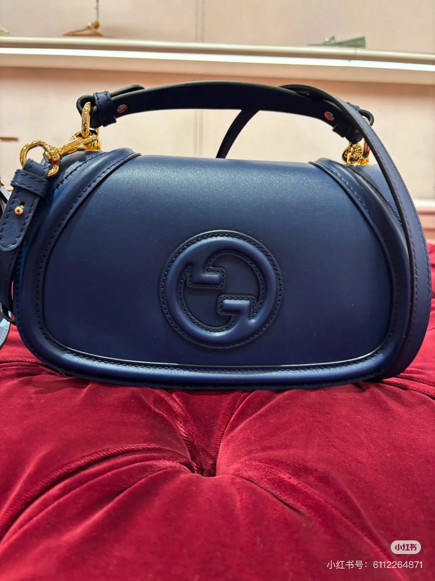 p1680. 💕"With full set of original counter packaging"💕[New Product] The new handbags in the Gucci Blondie series are decorated with the classic logo of the brand series that debuted in the early 1970s. It cleverly combines heritage charm and contemporary style, and excellently interprets the brand's classic design and modern essence. Black glossy leather Black leather piping Brown cotton and linen blend lining Round interlocking Gs Interior: 1 zip pocket External: 1 back open pocket Top handle (7cm height) Removable and adjustable leather shoulder strap (47 to 53cm height); length adjustable from 96cm to 108cm Magnetic closure Ident.: 815716. Dimensions: 32cm (width) x 17cm (height) x 10cm (depth) Weight: about 900g Color: dark blue full leather/original leather. Made in Italy