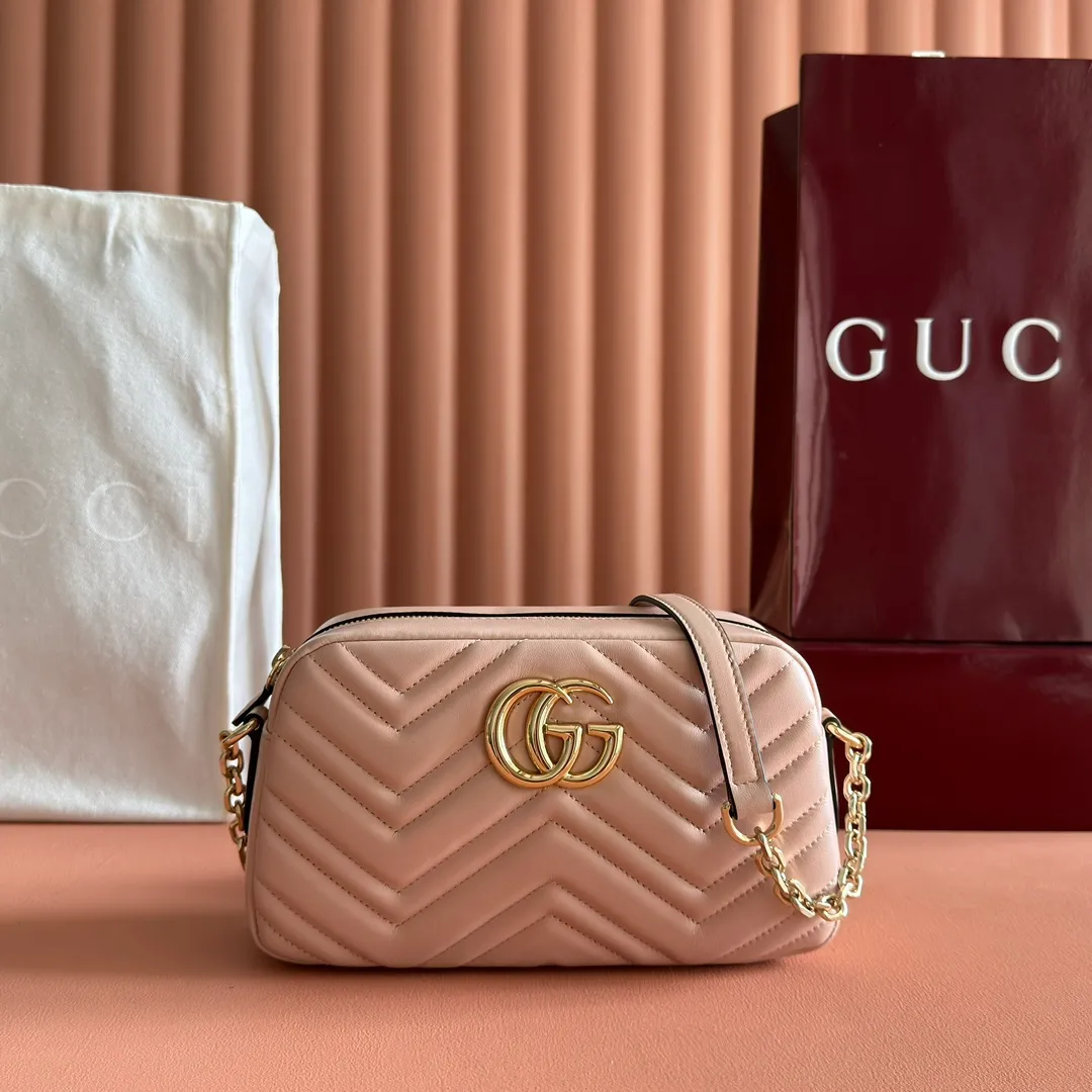 p1120. 💋💋💋【With full set of original counter packaging】Original leather GG Marmont is the brand's iconic series. Its features include the symbolic double G logo, angular chain straps and modern silhouettes. This new camera bag highlights exquisite handcraftsmanship with its ultra-soft premium leather and refined hardware details in glossy gold tones. White quilted diamond nappa leather Light gold-toned hardware White viscose lining Double G Adjustable chain shoulder strap (60 cm) can also be worn as a crossbody bag Zip closure Ref.: 855273. Dimensions: 24cm (width) x 15cm (height) x 8cm (depth) Color: pink sheepskin. Made in Italy
