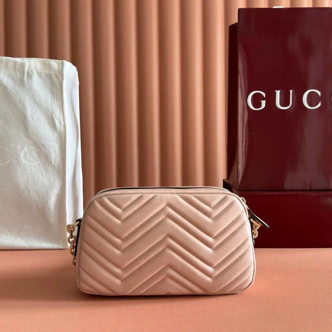p1120. 💋💋💋【With full set of original counter packaging】Original leather GG Marmont is the brand's iconic series. Its features include the symbolic double G logo, angular chain straps and modern silhouettes. This new camera bag highlights exquisite handcraftsmanship with its ultra-soft premium leather and refined hardware details in glossy gold tones. White quilted diamond nappa leather Light gold-toned hardware White viscose lining Double G Adjustable chain shoulder strap (60 cm) can also be worn as a crossbody bag Zip closure Ref.: 855273. Dimensions: 24cm (width) x 15cm (height) x 8cm (depth) Color: pink sheepskin. Made in Italy