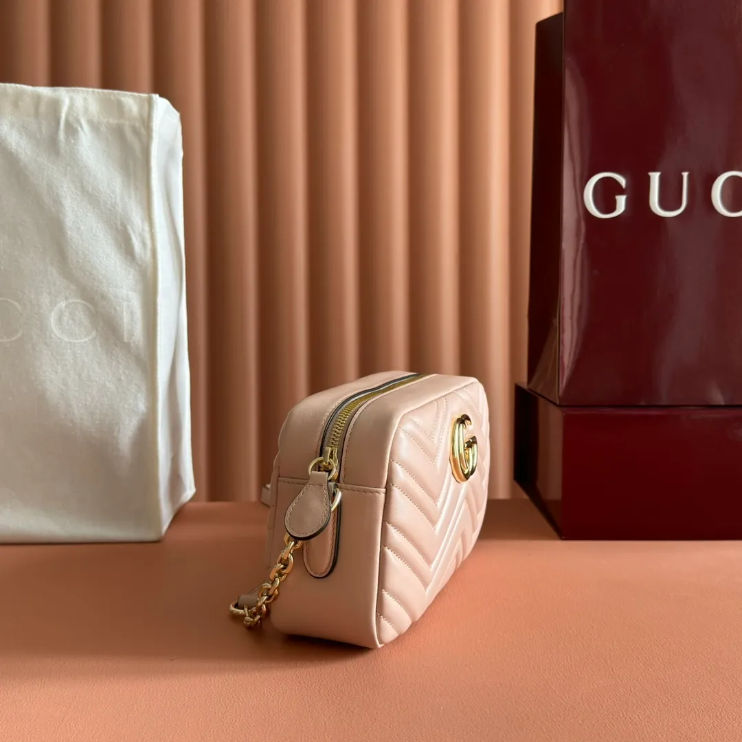 p1120. 💋💋💋【With full set of original counter packaging】Original leather GG Marmont is the brand's iconic series. Its features include the symbolic double G logo, angular chain straps and modern silhouettes. This new camera bag highlights exquisite handcraftsmanship with its ultra-soft premium leather and refined hardware details in glossy gold tones. White quilted diamond nappa leather Light gold-toned hardware White viscose lining Double G Adjustable chain shoulder strap (60 cm) can also be worn as a crossbody bag Zip closure Ref.: 855273. Dimensions: 24cm (width) x 15cm (height) x 8cm (depth) Color: pink sheepskin. Made in Italy
