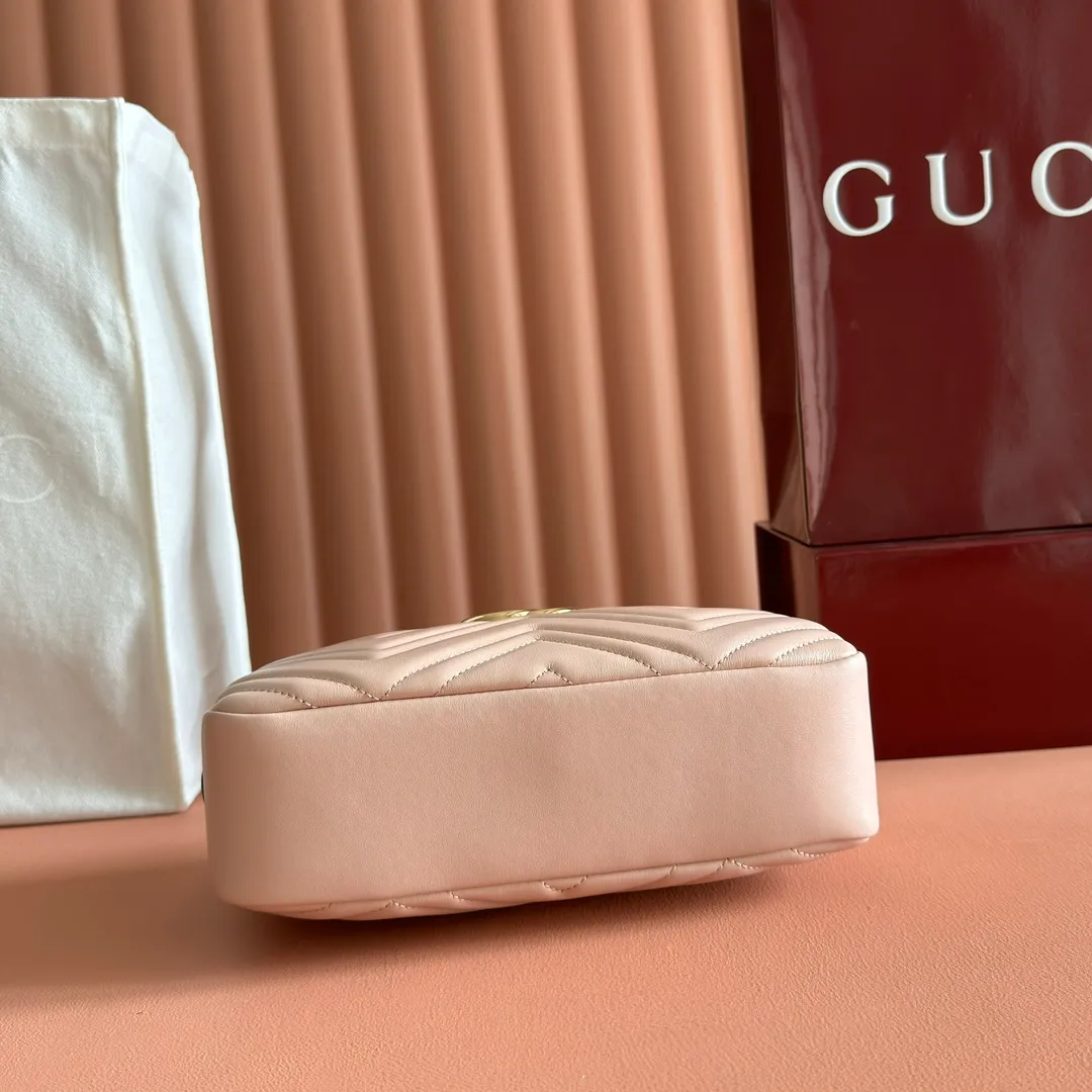 p1120. 💋💋💋【With full set of original counter packaging】Original leather GG Marmont is the brand's iconic series. Its features include the symbolic double G logo, angular chain straps and modern silhouettes. This new camera bag highlights exquisite handcraftsmanship with its ultra-soft premium leather and refined hardware details in glossy gold tones. White quilted diamond nappa leather Light gold-toned hardware White viscose lining Double G Adjustable chain shoulder strap (60 cm) can also be worn as a crossbody bag Zip closure Ref.: 855273. Dimensions: 24cm (width) x 15cm (height) x 8cm (depth) Color: pink sheepskin. Made in Italy