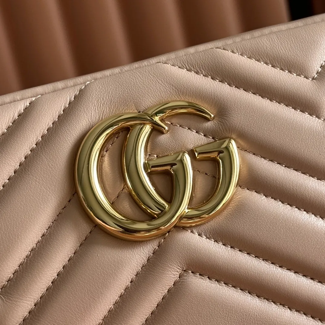 p1120. 💋💋💋【With full set of original counter packaging】Original leather GG Marmont is the brand's iconic series. Its features include the symbolic double G logo, angular chain straps and modern silhouettes. This new camera bag highlights exquisite handcraftsmanship with its ultra-soft premium leather and refined hardware details in glossy gold tones. White quilted diamond nappa leather Light gold-toned hardware White viscose lining Double G Adjustable chain shoulder strap (60 cm) can also be worn as a crossbody bag Zip closure Ref.: 855273. Dimensions: 24cm (width) x 15cm (height) x 8cm (depth) Color: pink sheepskin. Made in Italy