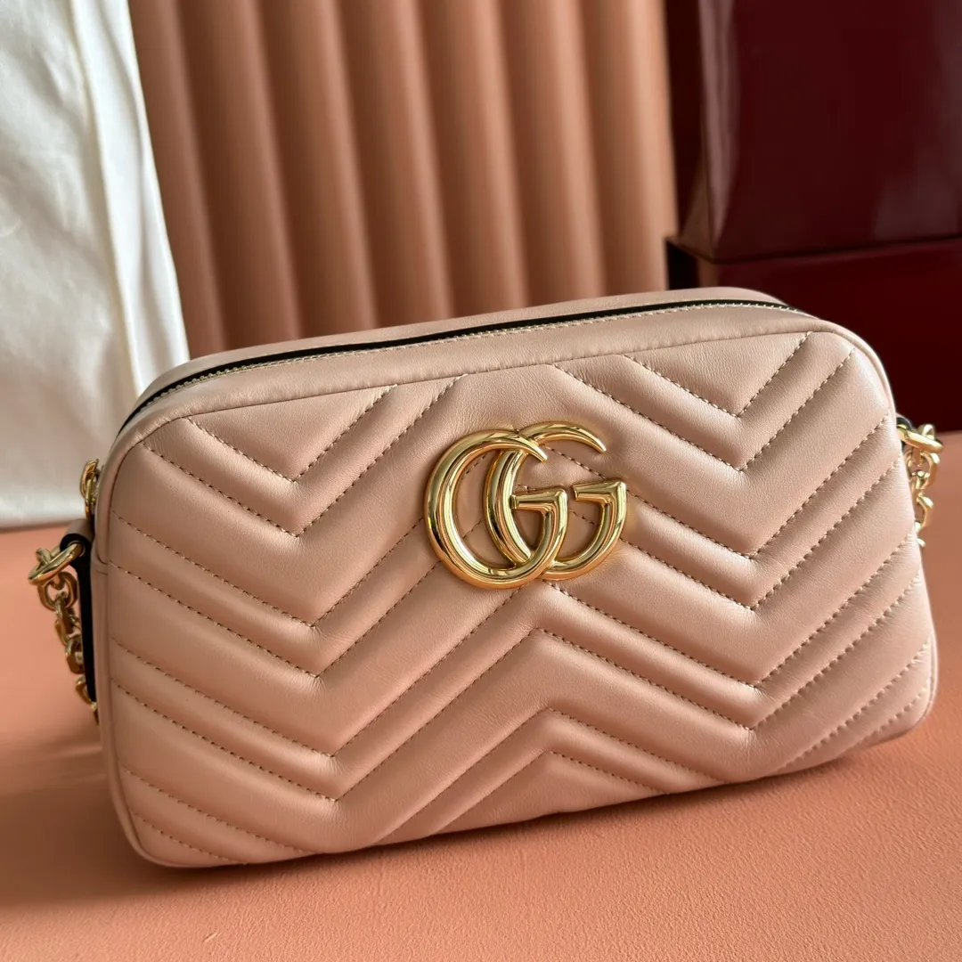 p1120. 💋💋💋【With full set of original counter packaging】Original leather GG Marmont is the brand's iconic series. Its features include the symbolic double G logo, angular chain straps and modern silhouettes. This new camera bag highlights exquisite handcraftsmanship with its ultra-soft premium leather and refined hardware details in glossy gold tones. White quilted diamond nappa leather Light gold-toned hardware White viscose lining Double G Adjustable chain shoulder strap (60 cm) can also be worn as a crossbody bag Zip closure Ref.: 855273. Dimensions: 24cm (width) x 15cm (height) x 8cm (depth) Color: pink sheepskin. Made in Italy