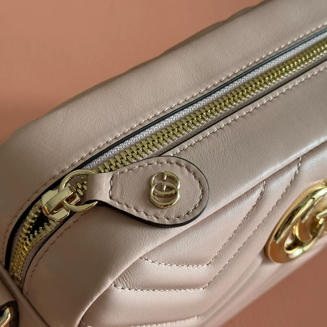 p1120. 💋💋💋【With full set of original counter packaging】Original leather GG Marmont is the brand's iconic series. Its features include the symbolic double G logo, angular chain straps and modern silhouettes. This new camera bag highlights exquisite handcraftsmanship with its ultra-soft premium leather and refined hardware details in glossy gold tones. White quilted diamond nappa leather Light gold-toned hardware White viscose lining Double G Adjustable chain shoulder strap (60 cm) can also be worn as a crossbody bag Zip closure Ref.: 855273. Dimensions: 24cm (width) x 15cm (height) x 8cm (depth) Color: pink sheepskin. Made in Italy