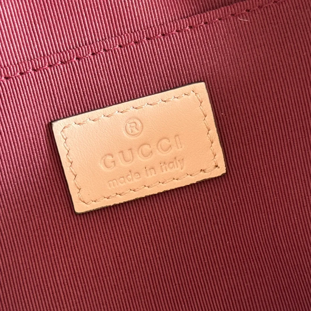 p1120. 💋💋💋【With full set of original counter packaging】Original leather GG Marmont is the brand's iconic series. Its features include the symbolic double G logo, angular chain straps and modern silhouettes. This new camera bag highlights exquisite handcraftsmanship with its ultra-soft premium leather and refined hardware details in glossy gold tones. White quilted diamond nappa leather Light gold-toned hardware White viscose lining Double G Adjustable chain shoulder strap (60 cm) can also be worn as a crossbody bag Zip closure Ref.: 855273. Dimensions: 24cm (width) x 15cm (height) x 8cm (depth) Color: pink sheepskin. Made in Italy