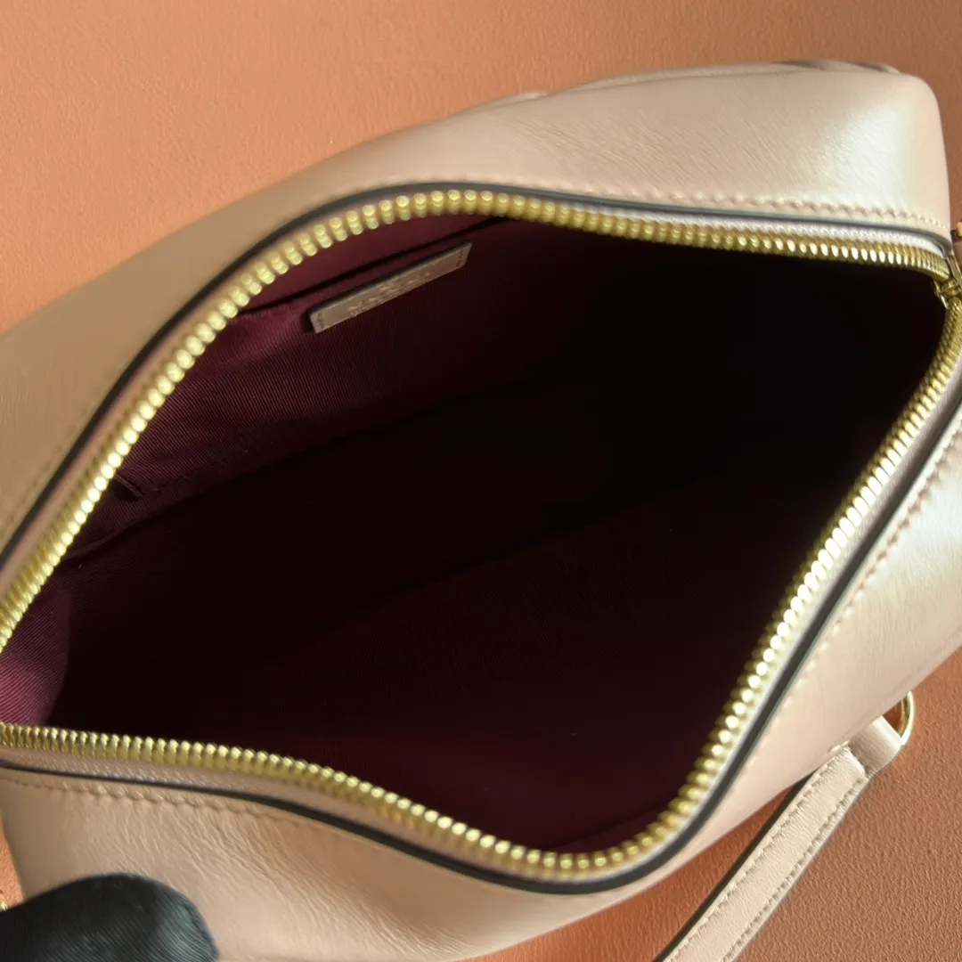 p1120. 💋💋💋【With full set of original counter packaging】Original leather GG Marmont is the brand's iconic series. Its features include the symbolic double G logo, angular chain straps and modern silhouettes. This new camera bag highlights exquisite handcraftsmanship with its ultra-soft premium leather and refined hardware details in glossy gold tones. White quilted diamond nappa leather Light gold-toned hardware White viscose lining Double G Adjustable chain shoulder strap (60 cm) can also be worn as a crossbody bag Zip closure Ref.: 855273. Dimensions: 24cm (width) x 15cm (height) x 8cm (depth) Color: pink sheepskin. Made in Italy