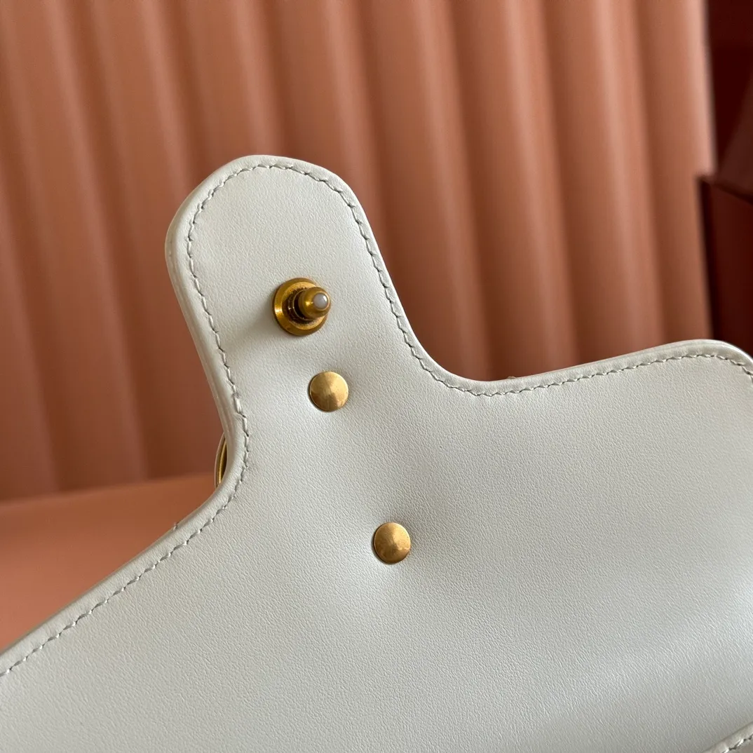 p1280. 📣📣📣【Original leather accessories🌈Full set of counter packaging】🔥🔥 ‼ ‼ "Marmont Italian Original Leather"‼ ‼ Have you picked up the addictive Gucci bags? The elegant and exquisite design of the GG Marmont series has captured the hearts of many girls! At the same time, it is also a must-have versatile item for global experts! Super awesome! Model: 547260. Size: 21*15.5*8. Color: light gray