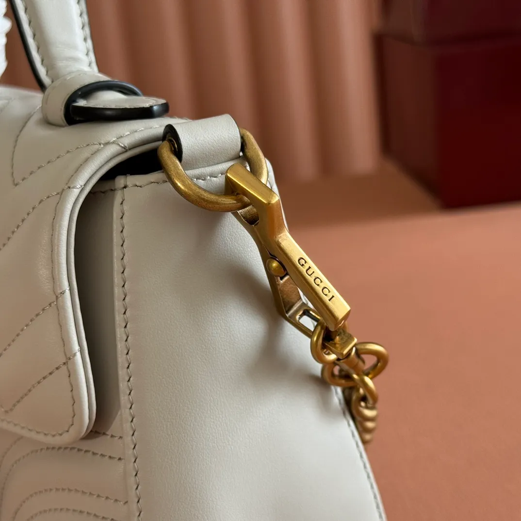 p1280. 📣📣📣【Original leather accessories🌈Full set of counter packaging】🔥🔥 ‼ ‼ "Marmont Italian Original Leather"‼ ‼ Have you picked up the addictive Gucci bags? The elegant and exquisite design of the GG Marmont series has captured the hearts of many girls! At the same time, it is also a must-have versatile item for global experts! Super awesome! Model: 547260. Size: 21*15.5*8. Color: light gray