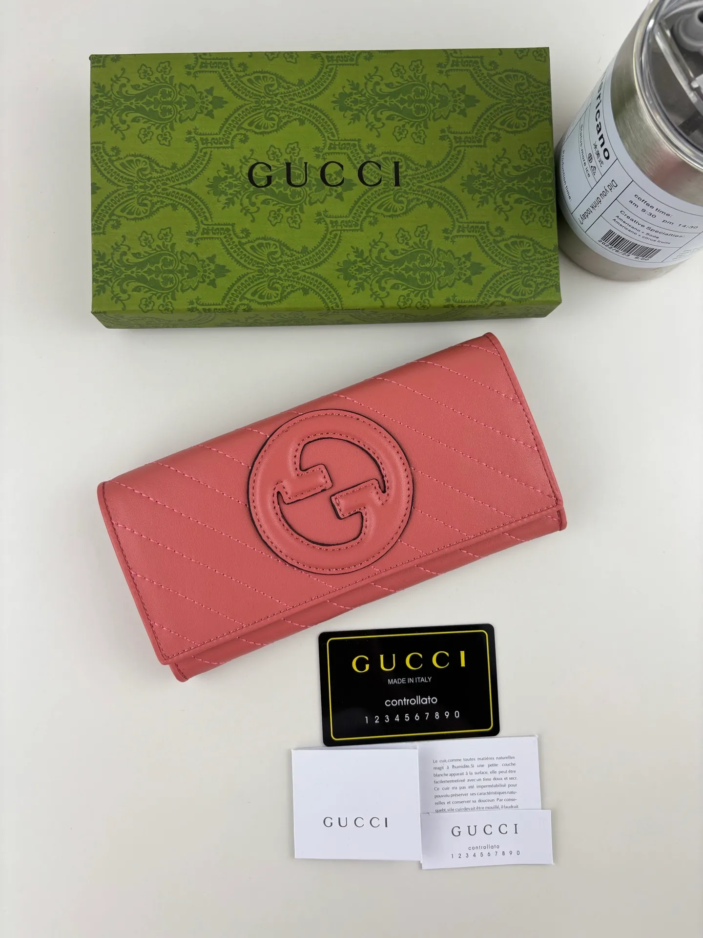 💰180 GUCCl Blondie series uses one of the brand's bold patterns and a leather design of the same color, exuding a subtle and restrained atmosphere. This series of ingenuity incorporates round geometric interlocking G's, fully displaying Gucci's modern aesthetic design. Style No.: 760302 Size: 19.5cm x 11cm x 3cm Color: Pink