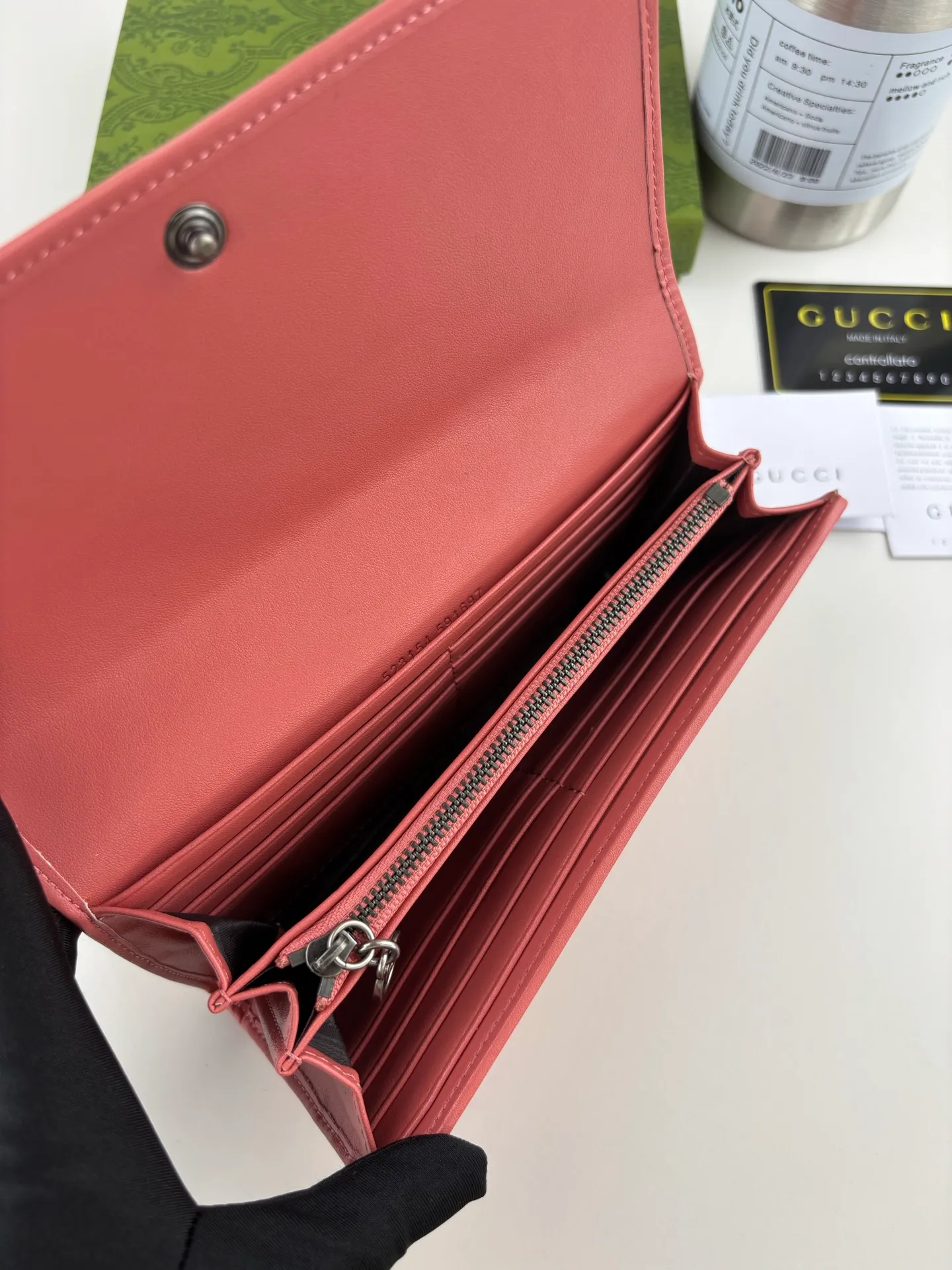 💰180 GUCCl Blondie series uses one of the brand's bold patterns and a leather design of the same color, exuding a subtle and restrained atmosphere. This series of ingenuity incorporates round geometric interlocking G's, fully displaying Gucci's modern aesthetic design. Style No.: 760302 Size: 19.5cm x 11cm x 3cm Color: Pink