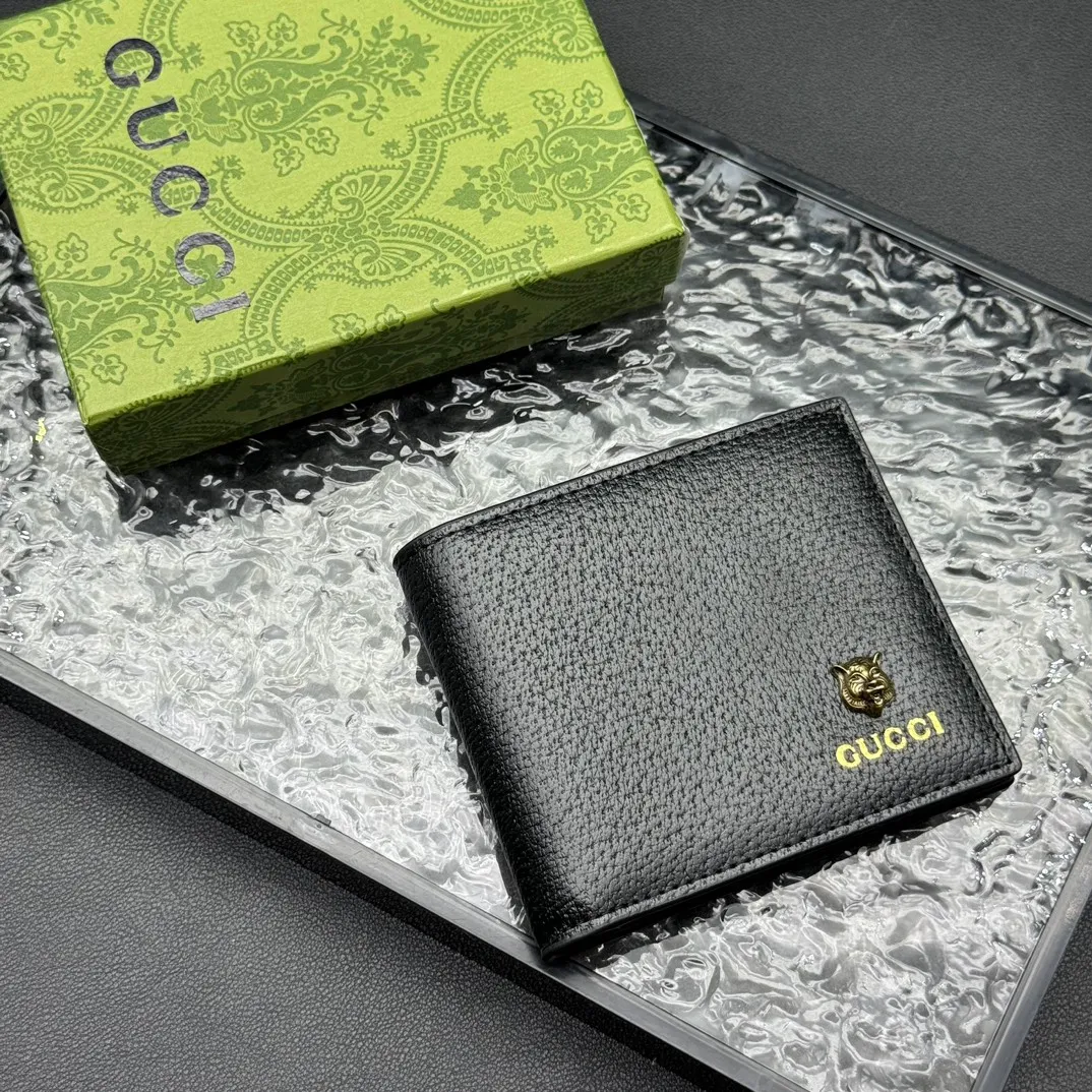 💰120 💎Top original version 🇮🇹GG Marmont series leather bi-fold wallet, Gucci continues to update the color matching, adding more refined tones. In new colors and combinations, the brand uses a modern perspective to reinterpret the classic GG Marmont series. This bifold wallet is crafted from black leather with branded hardware in gold-tone. Black leather, gold-tone hardware, Double G, eight card slots, two bill compartments. Model: 523664. Dimensions: 11x9