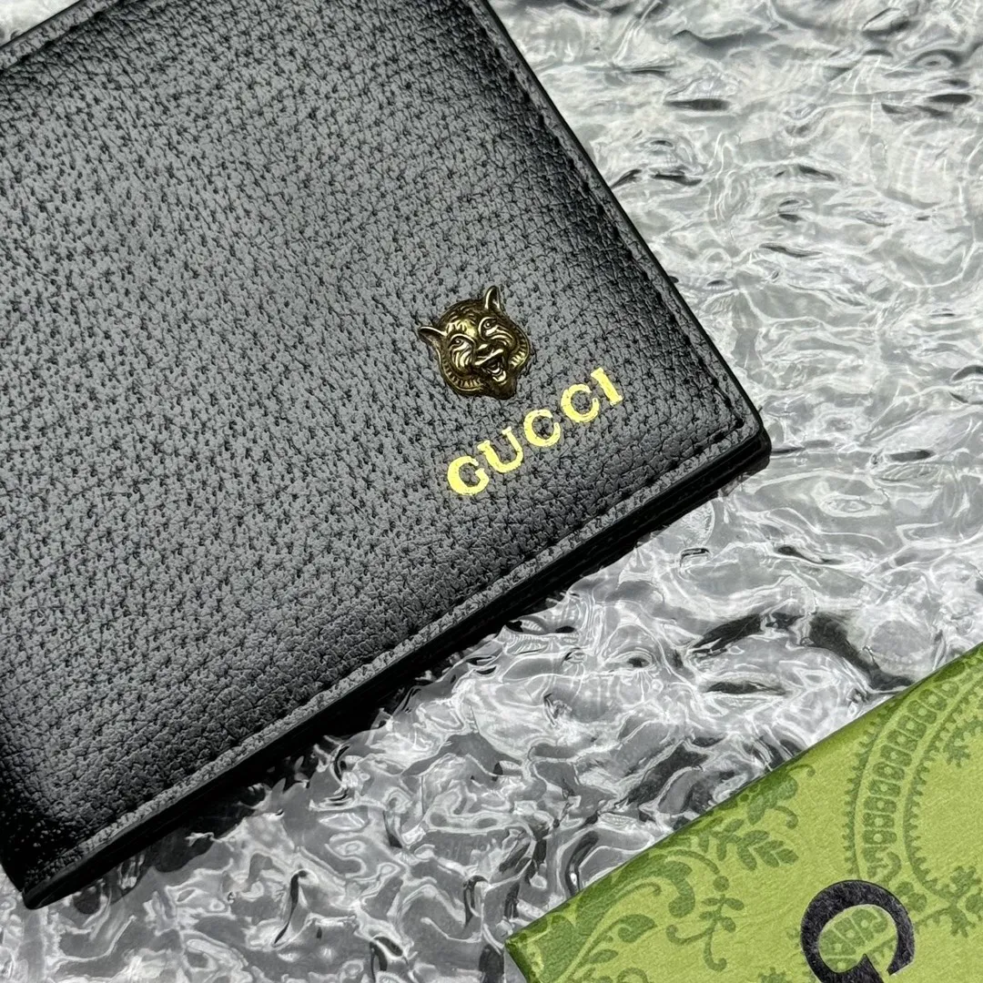 💰120 💎Top original version 🇮🇹GG Marmont series leather bi-fold wallet, Gucci continues to update the color matching, adding more refined tones. In new colors and combinations, the brand uses a modern perspective to reinterpret the classic GG Marmont series. This bifold wallet is crafted from black leather with branded hardware in gold-tone. Black leather, gold-tone hardware, Double G, eight card slots, two bill compartments. Model: 523664. Dimensions: 11x9