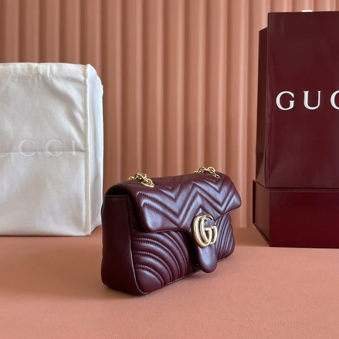 p1260. 💋💋💋【Full set of packaging at the counter】The brand's iconic GG Marmont series is ingeniously integrated with double G-shaped accessories and faceted chain straps, and soft leather is selected to create a soft-lined bag shape. Simple and neat back pockets make medium and large bags more practical. Black V-shaped Matelassé sheepskin Light gold-tone hardware Gucci ankara red viscose lining Double G Interior: One zipped pocket External: One open pocket Sliding chain strap that can be used as a shoulder strap (56 cm high) Spring-buckle flap Ident: 837267. Dimensions: 26 cm (width) x 15 cm (height) x 7 cm (depth) Weight: approximately 0.65 kg Color: Encore full leather/original leather. Made in Italy