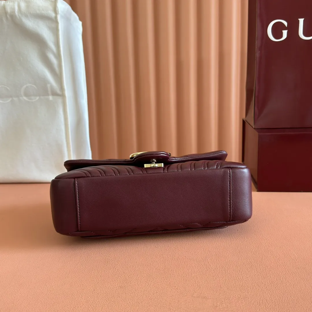 p1260. 💋💋💋【Full set of packaging at the counter】The brand's iconic GG Marmont series is ingeniously integrated with double G-shaped accessories and faceted chain straps, and soft leather is selected to create a soft-lined bag shape. Simple and neat back pockets make medium and large bags more practical. Black V-shaped Matelassé sheepskin Light gold-tone hardware Gucci ankara red viscose lining Double G Interior: One zipped pocket External: One open pocket Sliding chain strap that can be used as a shoulder strap (56 cm high) Spring-buckle flap Ident: 837267. Dimensions: 26 cm (width) x 15 cm (height) x 7 cm (depth) Weight: approximately 0.65 kg Color: Encore full leather/original leather. Made in Italy