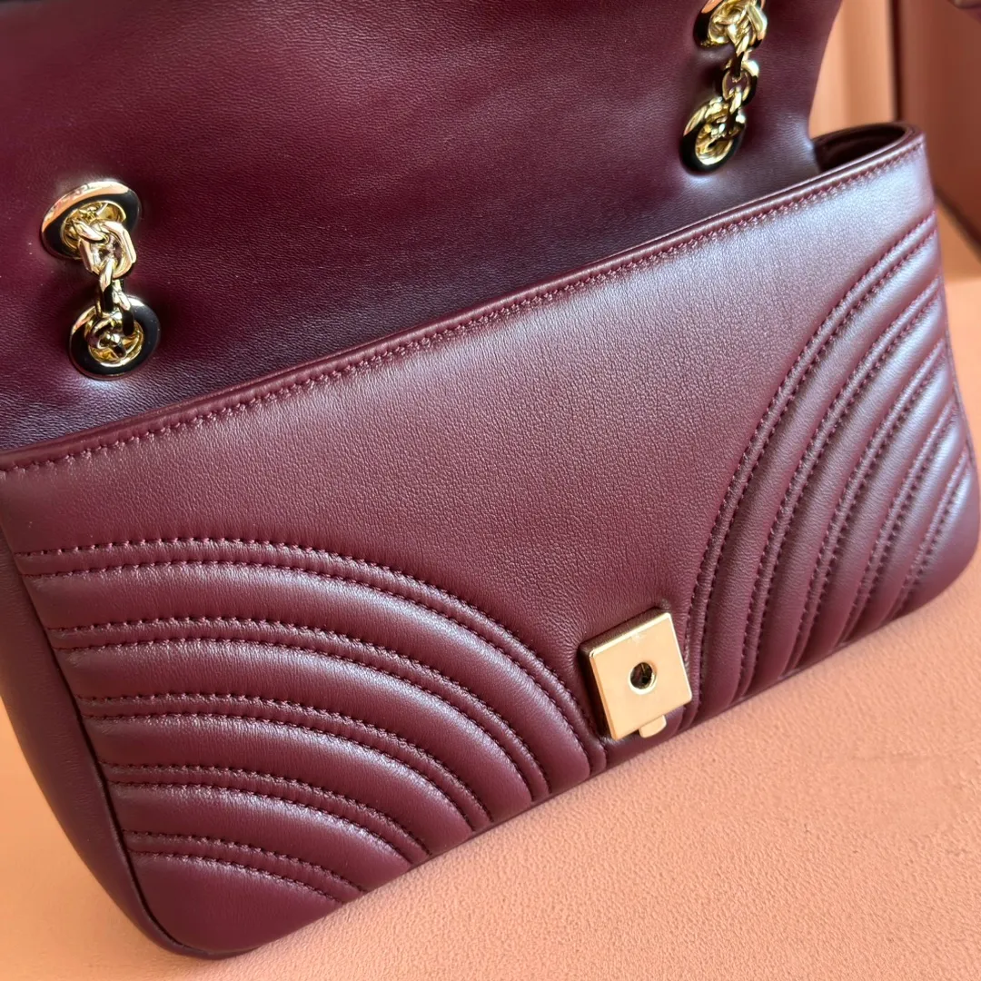 p1260. 💋💋💋【Full set of packaging at the counter】The brand's iconic GG Marmont series is ingeniously integrated with double G-shaped accessories and faceted chain straps, and soft leather is selected to create a soft-lined bag shape. Simple and neat back pockets make medium and large bags more practical. Black V-shaped Matelassé sheepskin Light gold-tone hardware Gucci ankara red viscose lining Double G Interior: One zipped pocket External: One open pocket Sliding chain strap that can be used as a shoulder strap (56 cm high) Spring-buckle flap Ident: 837267. Dimensions: 26 cm (width) x 15 cm (height) x 7 cm (depth) Weight: approximately 0.65 kg Color: Encore full leather/original leather. Made in Italy