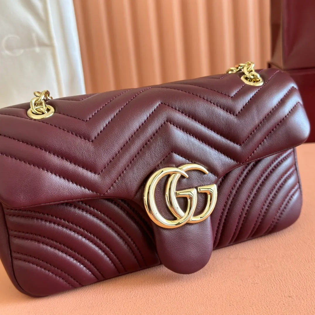 p1260. 💋💋💋【Full set of packaging at the counter】The brand's iconic GG Marmont series is ingeniously integrated with double G-shaped accessories and faceted chain straps, and soft leather is selected to create a soft-lined bag shape. Simple and neat back pockets make medium and large bags more practical. Black V-shaped Matelassé sheepskin Light gold-tone hardware Gucci ankara red viscose lining Double G Interior: One zipped pocket External: One open pocket Sliding chain strap that can be used as a shoulder strap (56 cm high) Spring-buckle flap Ident: 837267. Dimensions: 26 cm (width) x 15 cm (height) x 7 cm (depth) Weight: approximately 0.65 kg Color: Encore full leather/original leather. Made in Italy