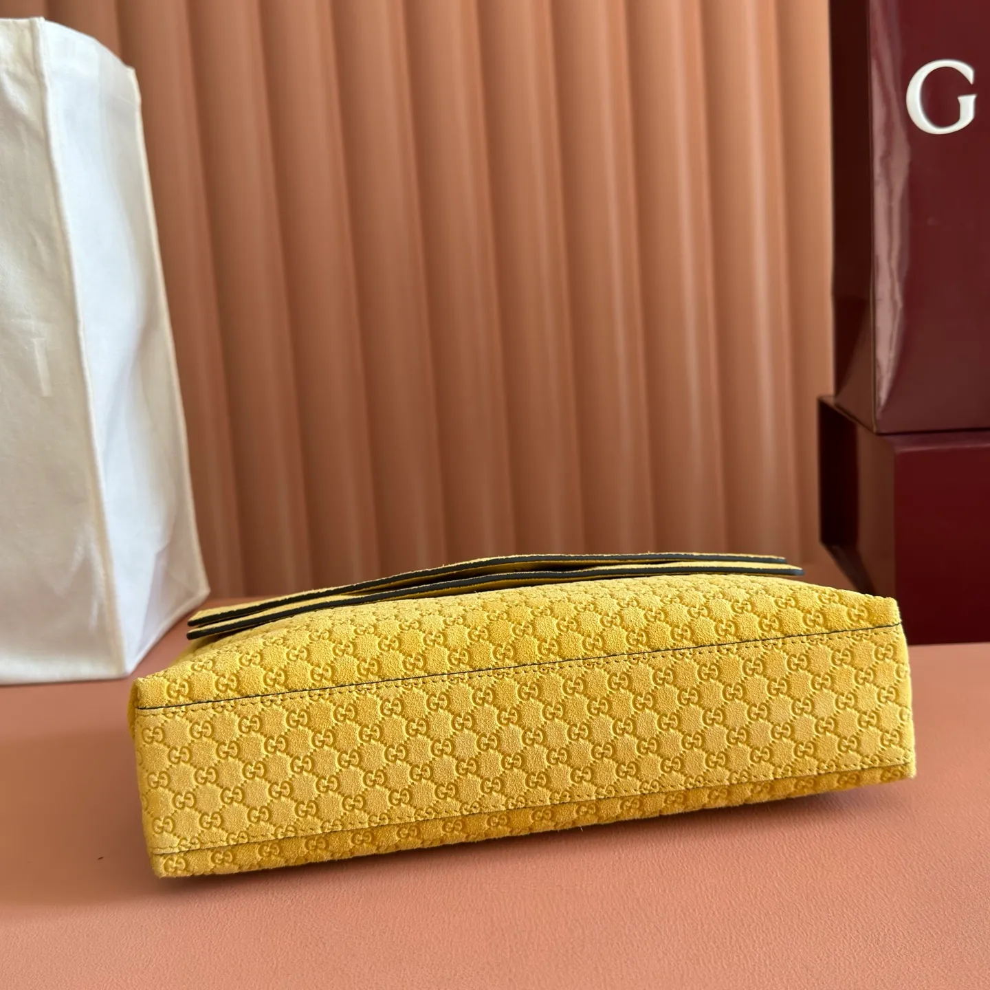 p1440💋💋💋【Original leather configuration counter complete package】This handbag combines modern silhouette and brand iconic pattern. This sleekly tailored bag features an antique-gold-tone chain with round interlocking G detailing and a 2-tiered design that offers ample interior storage space. Mustard yellow GG printed embossed suede Antique gold tone hardware Brown cotton and linen blend lining Interior: 2-level fastening, 1 open pocket Chain shoulder strap Height: 15cm; Length: 45cm Removable and adjustable leather shoulder strap (Height: 40cm - 46cm; Length: 87cm - 97cm) Magnetic snap closure Ident No.: 857622. Dimensions: 28cm (W) x 16cm (H) x 7cm (D) Weight: Approx. 0.9kg Color: Mustard Yellow/Embossed.