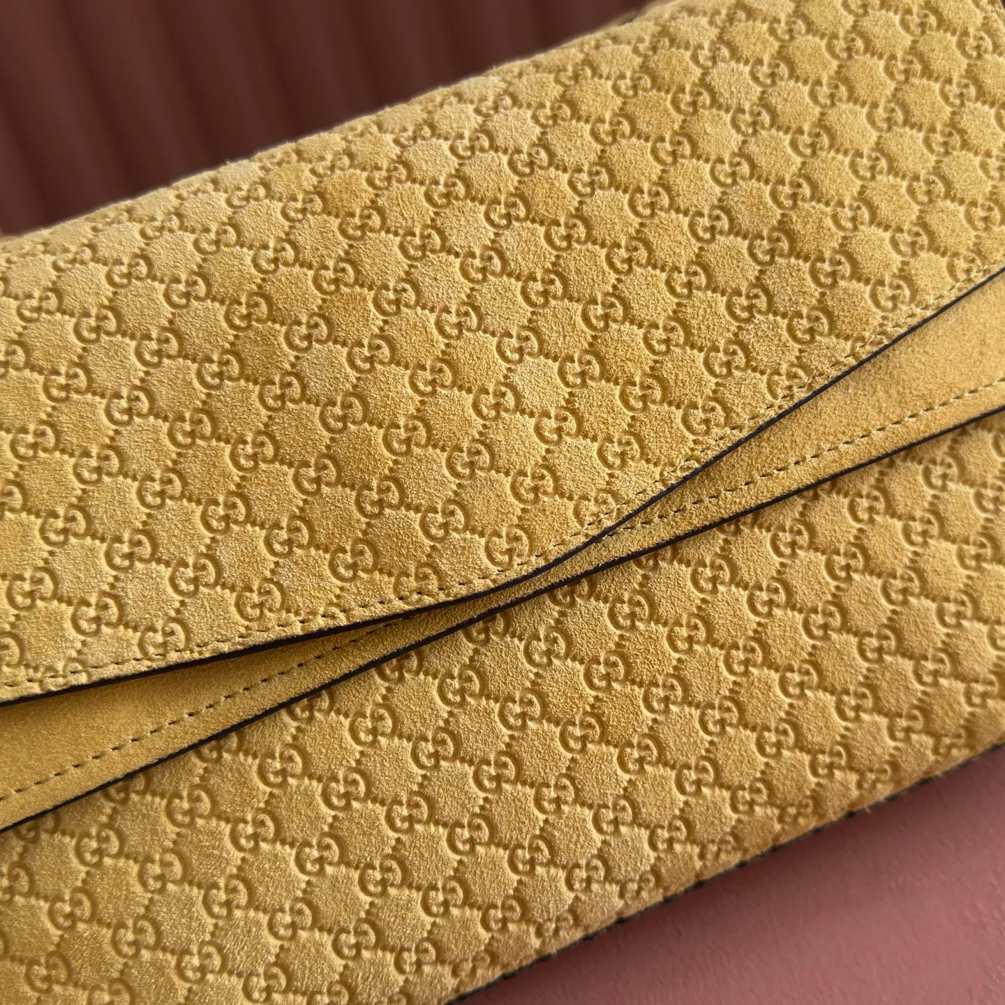 p1440💋💋💋【Original leather configuration counter complete package】This handbag combines modern silhouette and brand iconic pattern. This sleekly tailored bag features an antique-gold-tone chain with round interlocking G detailing and a 2-tiered design that offers ample interior storage space. Mustard yellow GG printed embossed suede Antique gold tone hardware Brown cotton and linen blend lining Interior: 2-level fastening, 1 open pocket Chain shoulder strap Height: 15cm; Length: 45cm Removable and adjustable leather shoulder strap (Height: 40cm - 46cm; Length: 87cm - 97cm) Magnetic snap closure Ident No.: 857622. Dimensions: 28cm (W) x 16cm (H) x 7cm (D) Weight: Approx. 0.9kg Color: Mustard Yellow/Embossed.