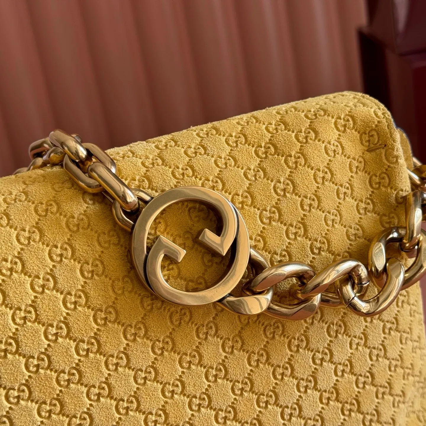 p1440💋💋💋【Original leather configuration counter complete package】This handbag combines modern silhouette and brand iconic pattern. This sleekly tailored bag features an antique-gold-tone chain with round interlocking G detailing and a 2-tiered design that offers ample interior storage space. Mustard yellow GG printed embossed suede Antique gold tone hardware Brown cotton and linen blend lining Interior: 2-level fastening, 1 open pocket Chain shoulder strap Height: 15cm; Length: 45cm Removable and adjustable leather shoulder strap (Height: 40cm - 46cm; Length: 87cm - 97cm) Magnetic snap closure Ident No.: 857622. Dimensions: 28cm (W) x 16cm (H) x 7cm (D) Weight: Approx. 0.9kg Color: Mustard Yellow/Embossed.