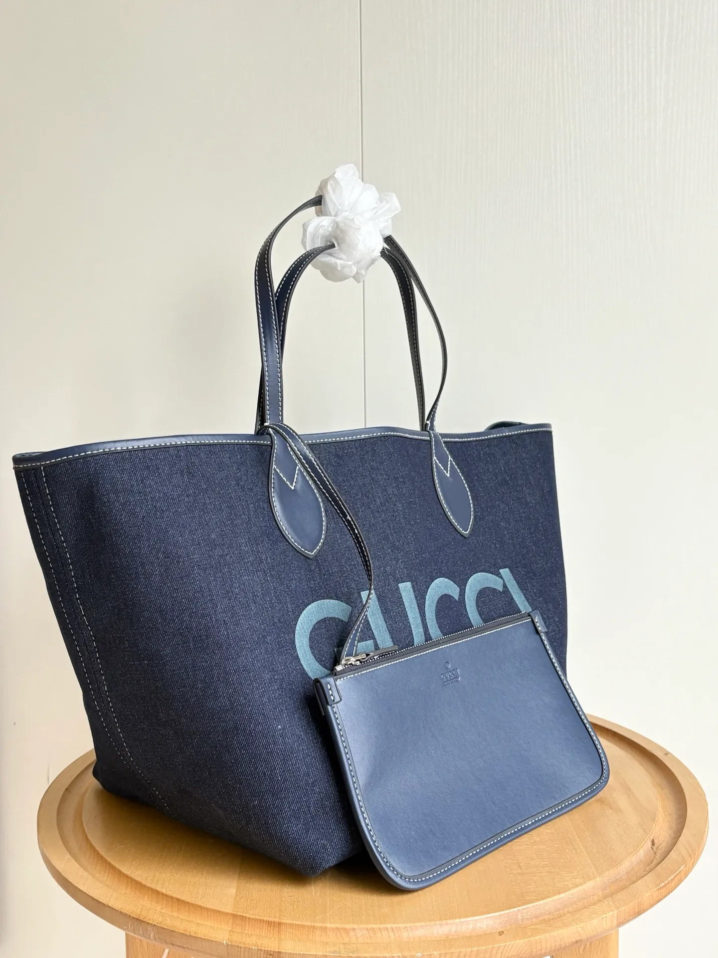 Actual shot #💰340 Model: 820481 Large Size: 30.5x 28cmx 27cm The Gucci Totissima series combines the word "tote" with the superlative word "issima" in Italian, highlighting the practical function and timeless background of this handbag. This medium tote bag comes with a removable clutch. Detachable clutch: 21.5cmx 12.5cm